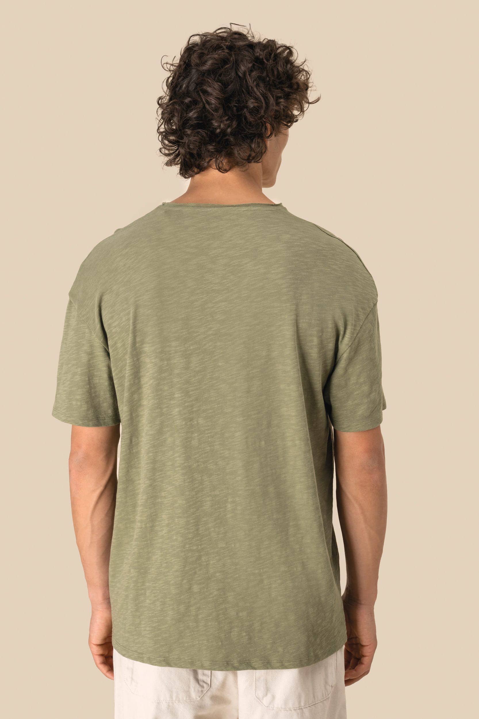 Umweltfreundliches T-Shirt mit Slubkragen und überschnittenen Schultern für Herren