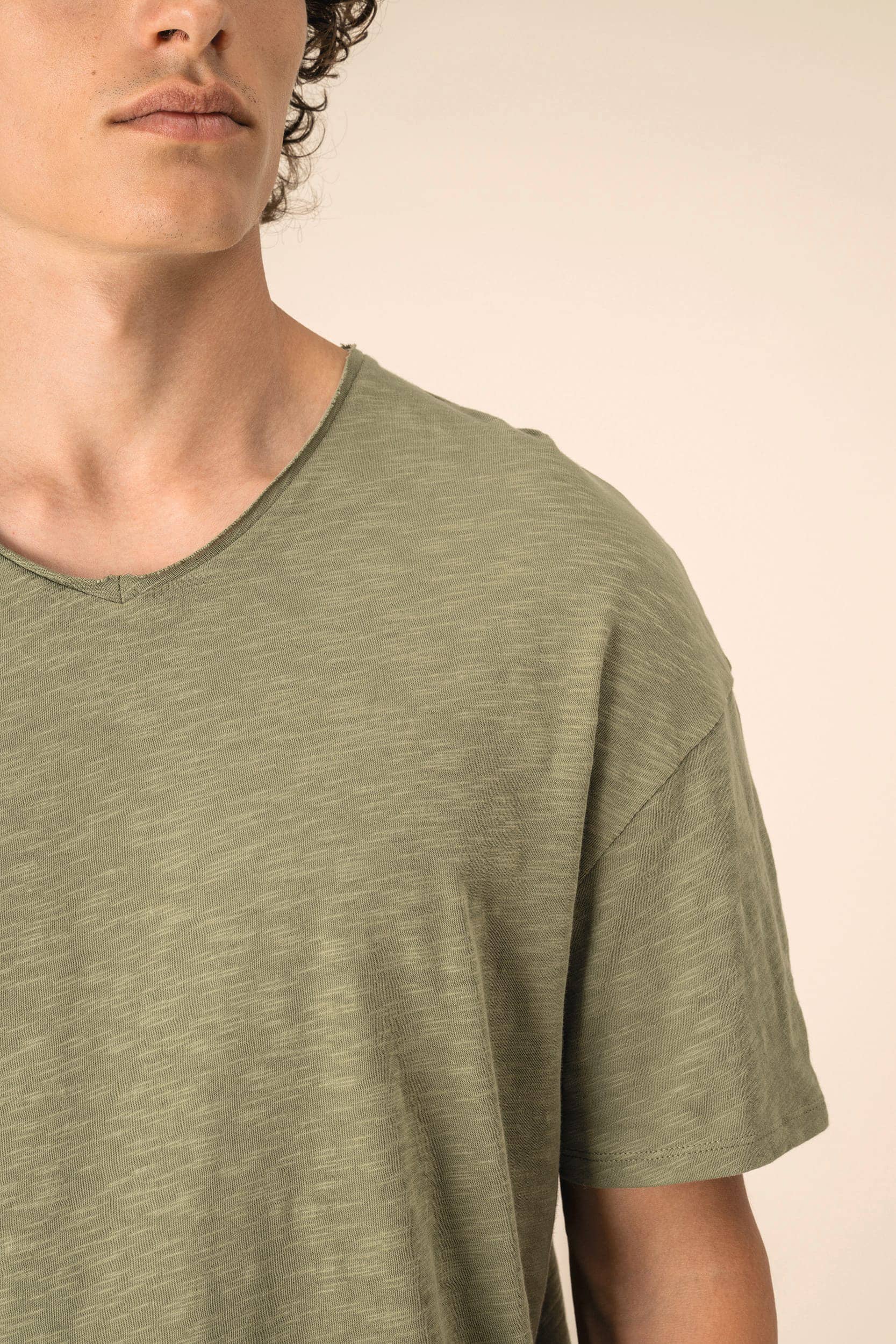 Umweltfreundliches T-Shirt mit Slubkragen und überschnittenen Schultern für Herren