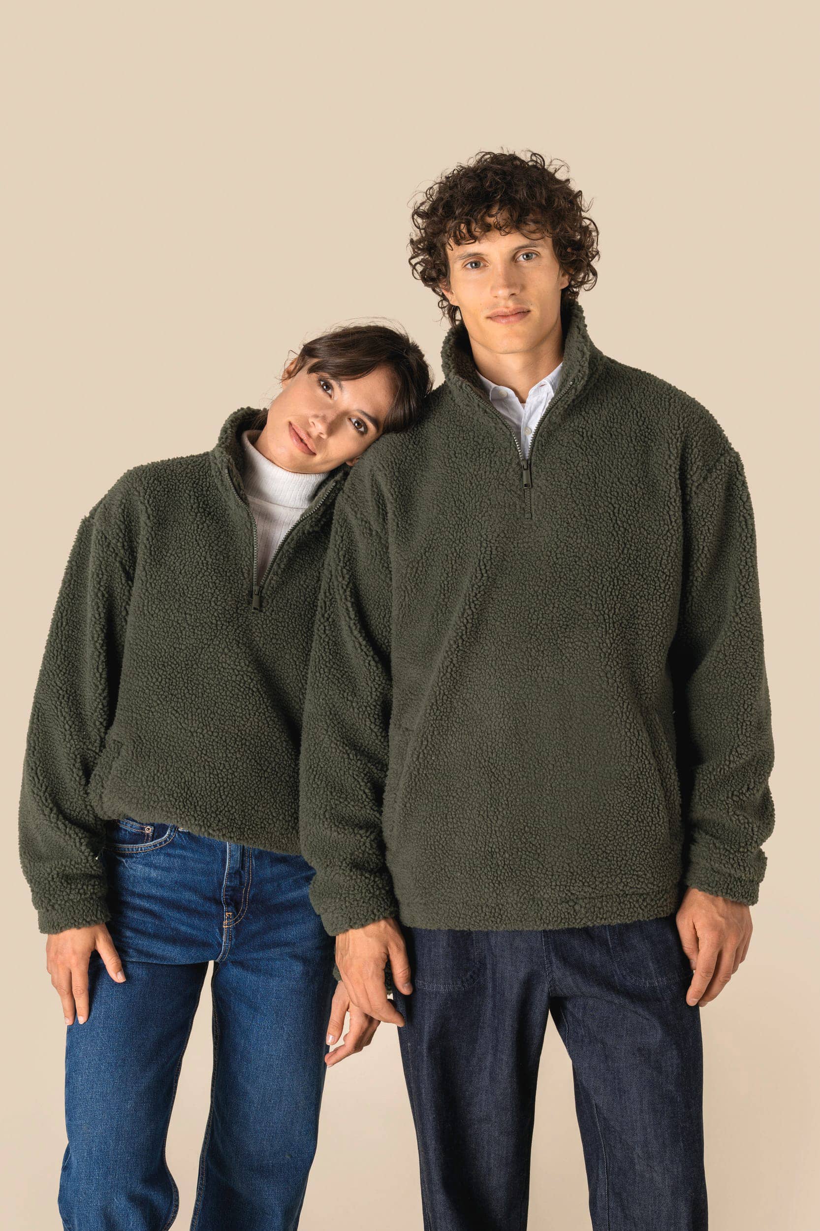 Unisex-Sweatshirt mit 1/4-Reißverschluss und überschnittenen Schultern aus Sherpa-Material