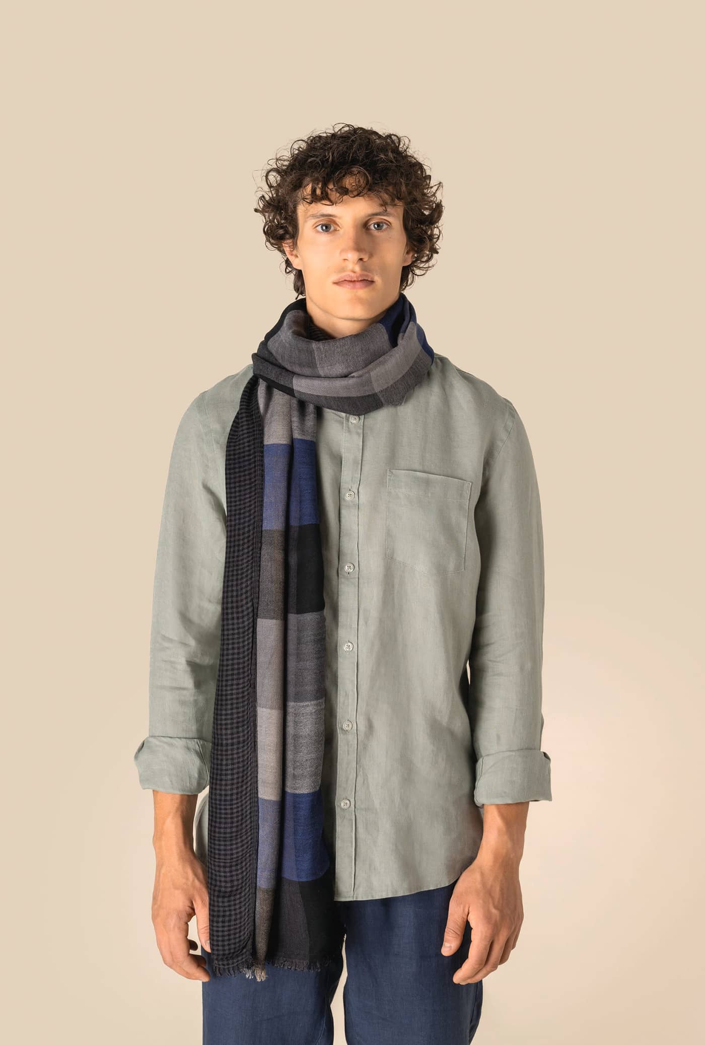 Wendbarer Unisex-Schal mit kontrastierenden kleinen Karos