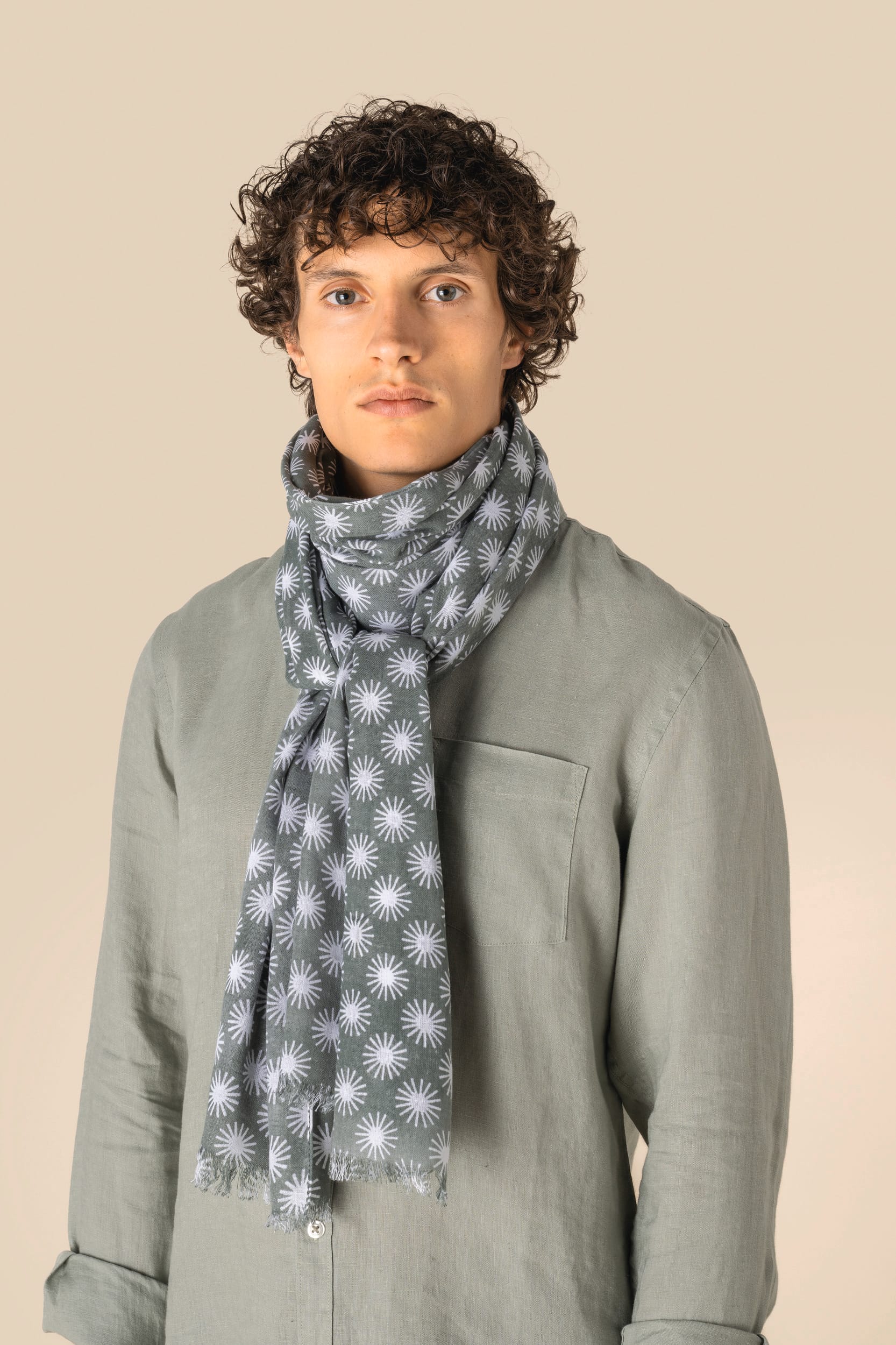 Gemusterter Unisex-Schal mit Sonneneffekt-Motiven