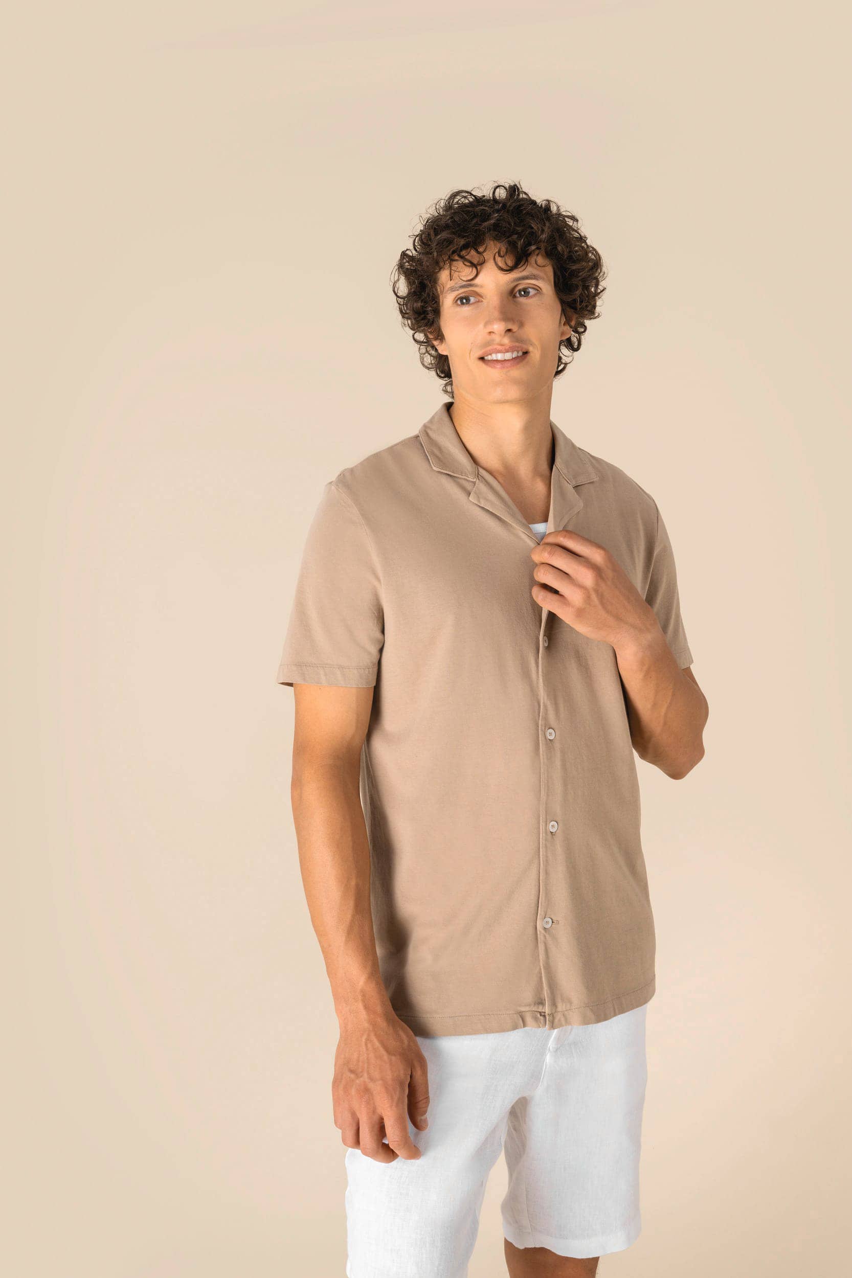Umweltfreundliches ausgewaschenes Jersey-Herrenhemd mit kurzen Ärmeln und Bowling-Kragen