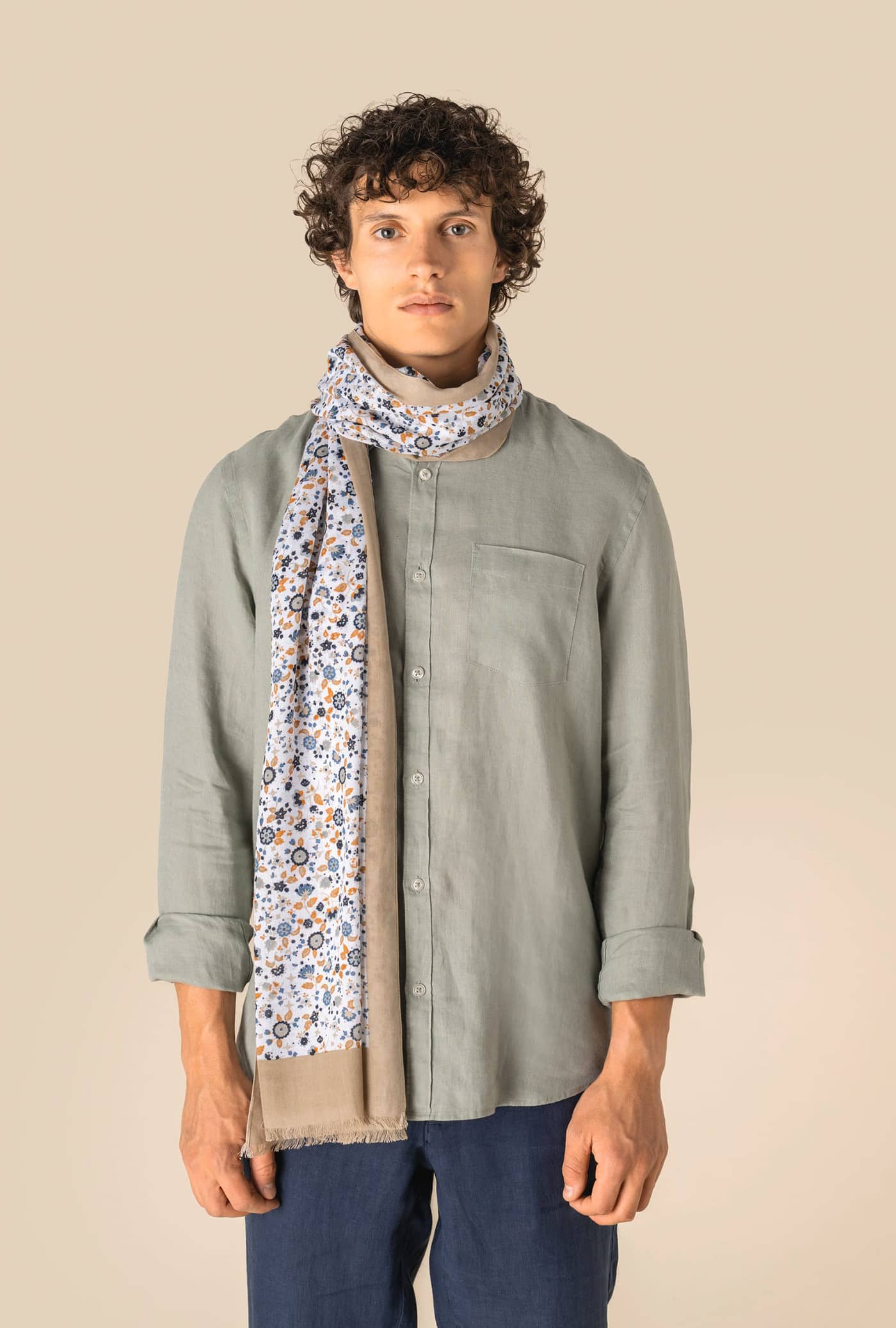 Unisex-Schal mit Blumenmuster auf beigem Grund