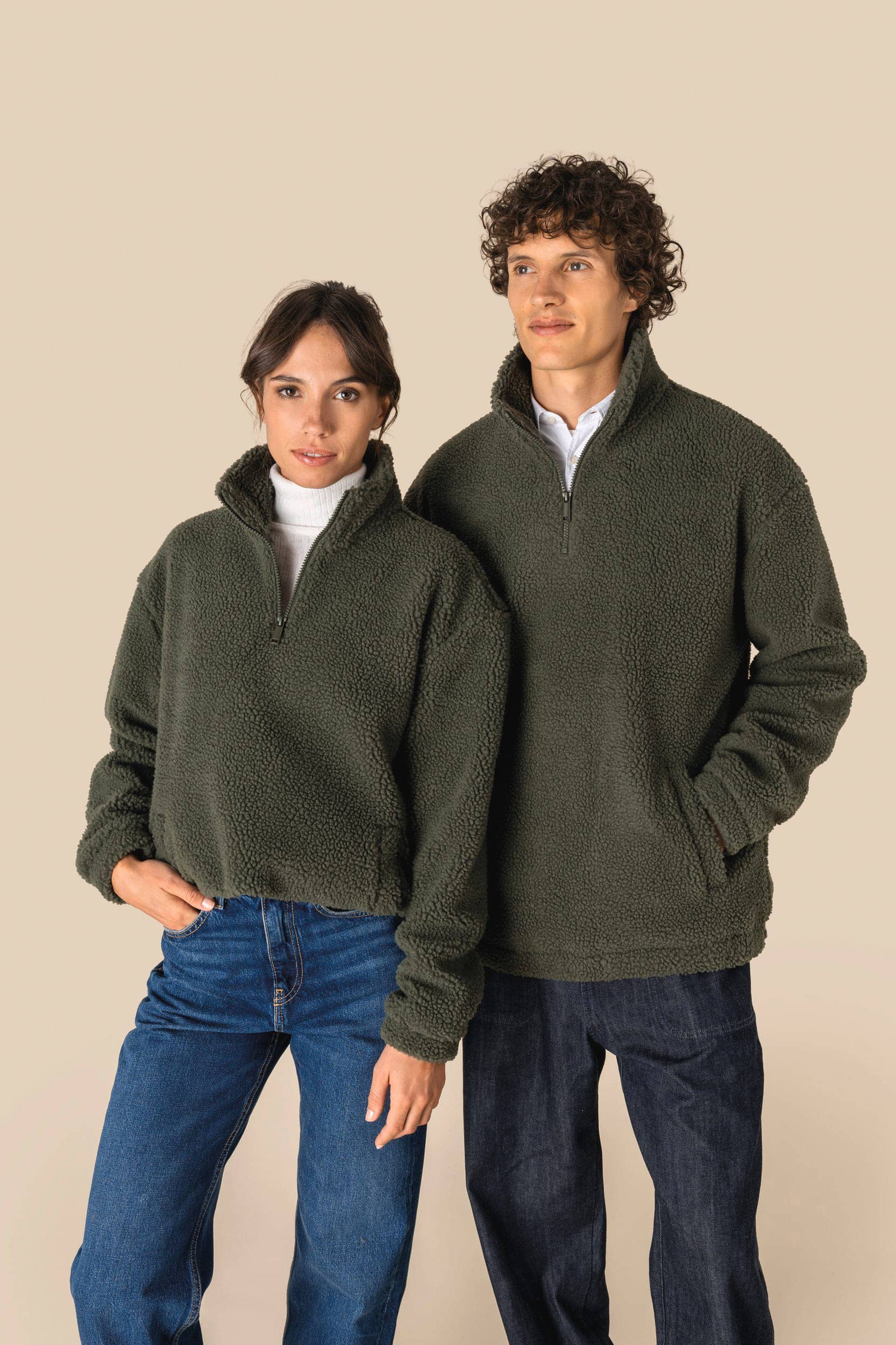 Unisex-Sweatshirt mit 1/4-Reißverschluss und überschnittenen Schultern aus Sherpa-Material