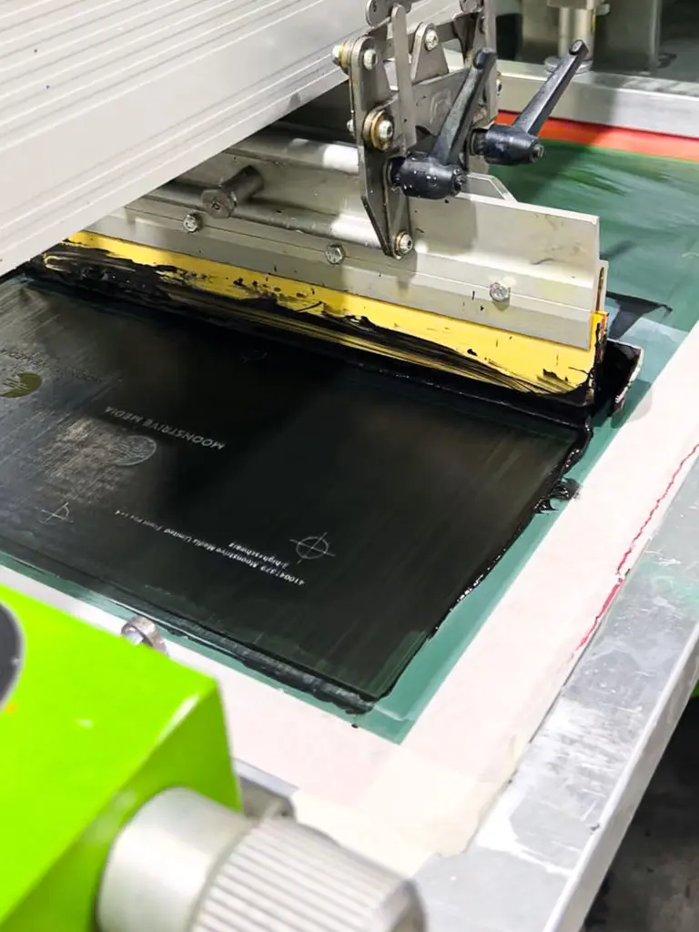 Die Siebdruckmaschine im Einsatz
