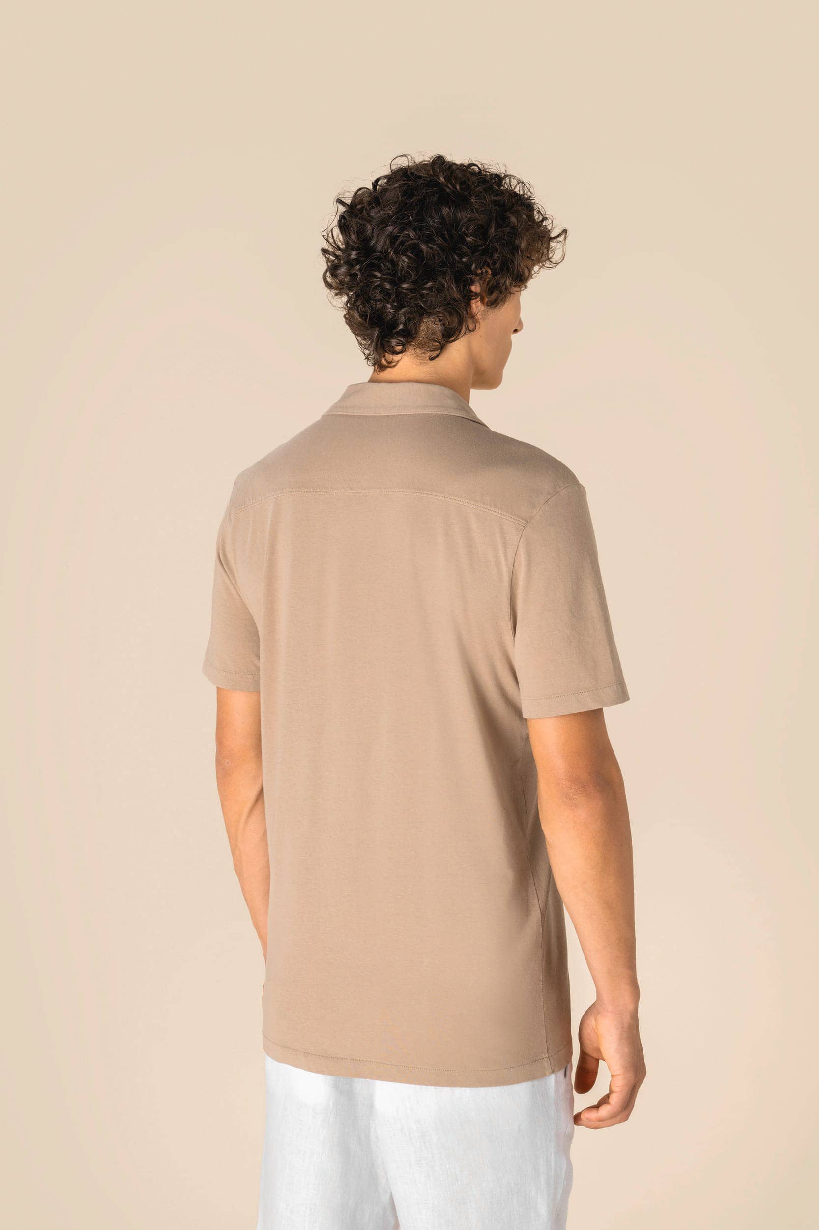 Umweltfreundliches ausgewaschenes Jersey-Herrenhemd mit kurzen Ärmeln und Bowling-Kragen