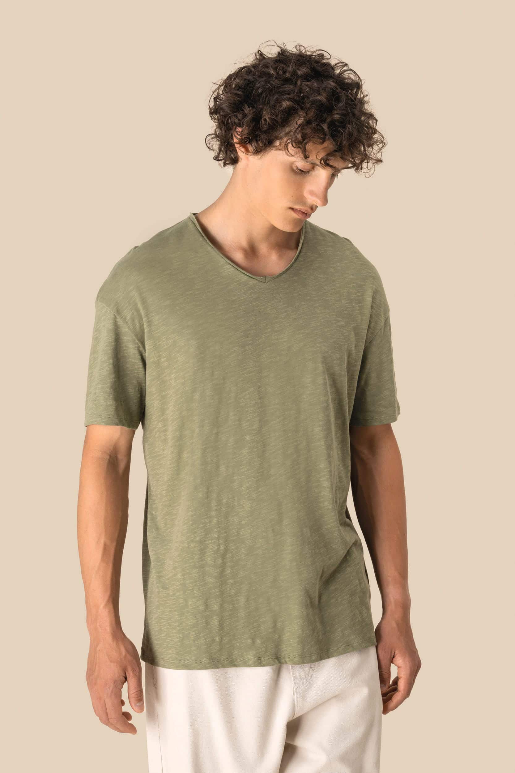Umweltfreundliches T-Shirt mit Slubkragen und überschnittenen Schultern für Herren