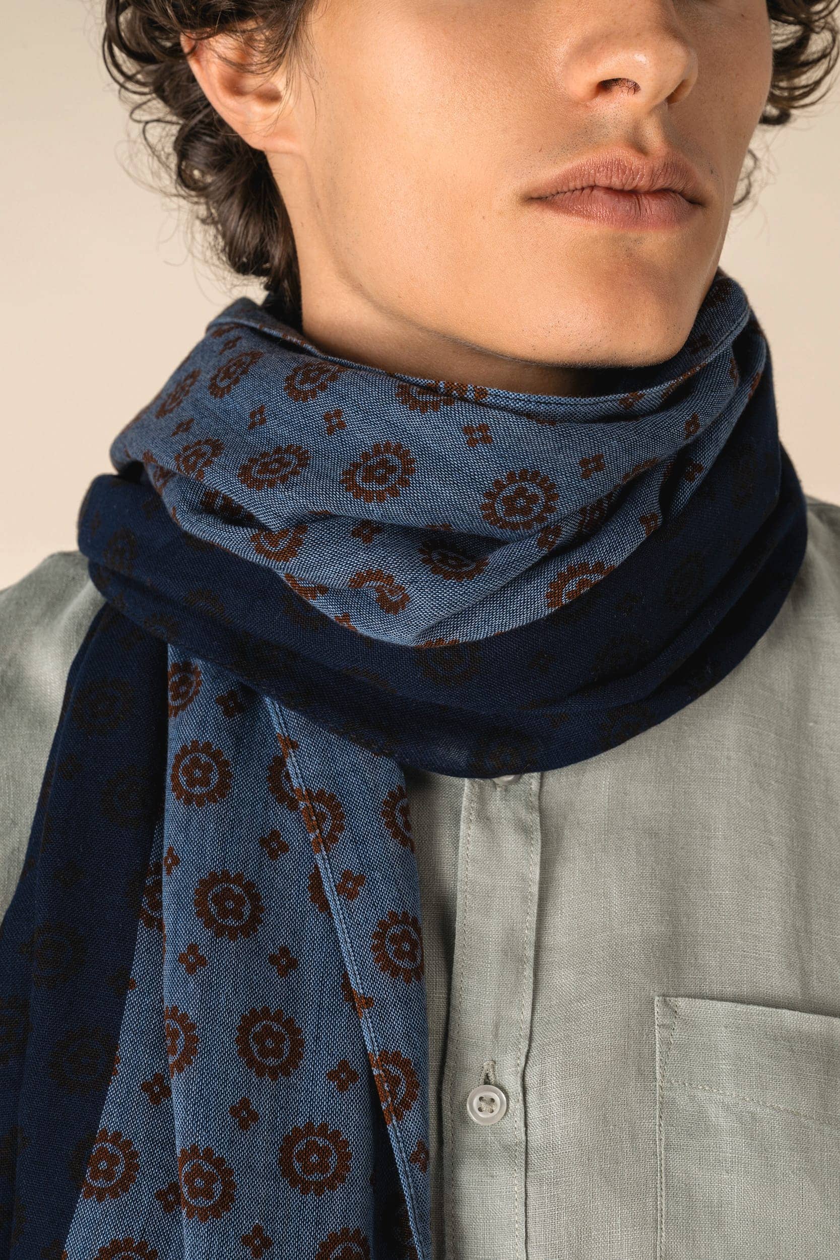 Unisex-Schal mit Blumenmuster im braunen Mosaikstil