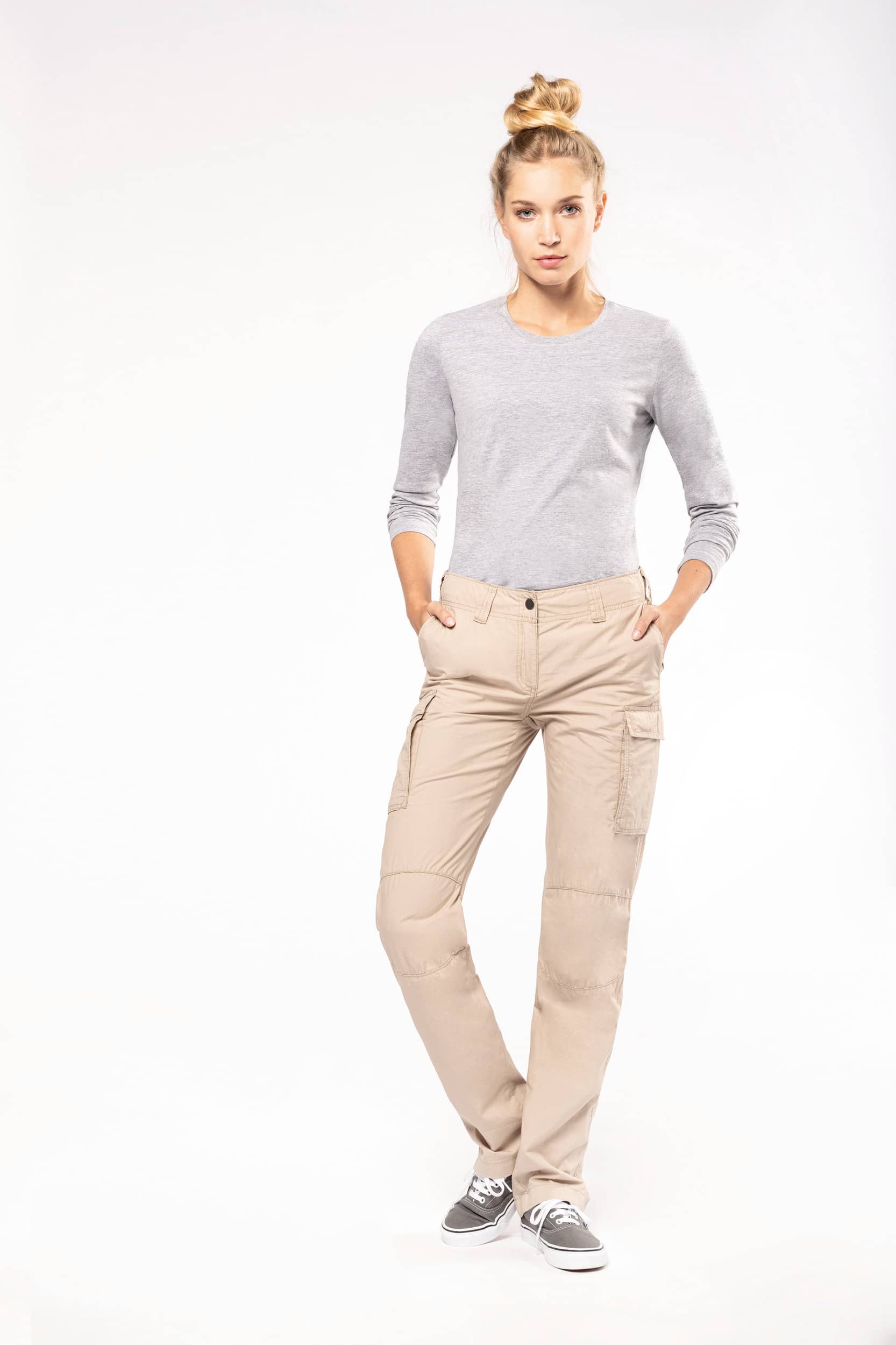 Leichte Damenhose mit mehreren Taschen