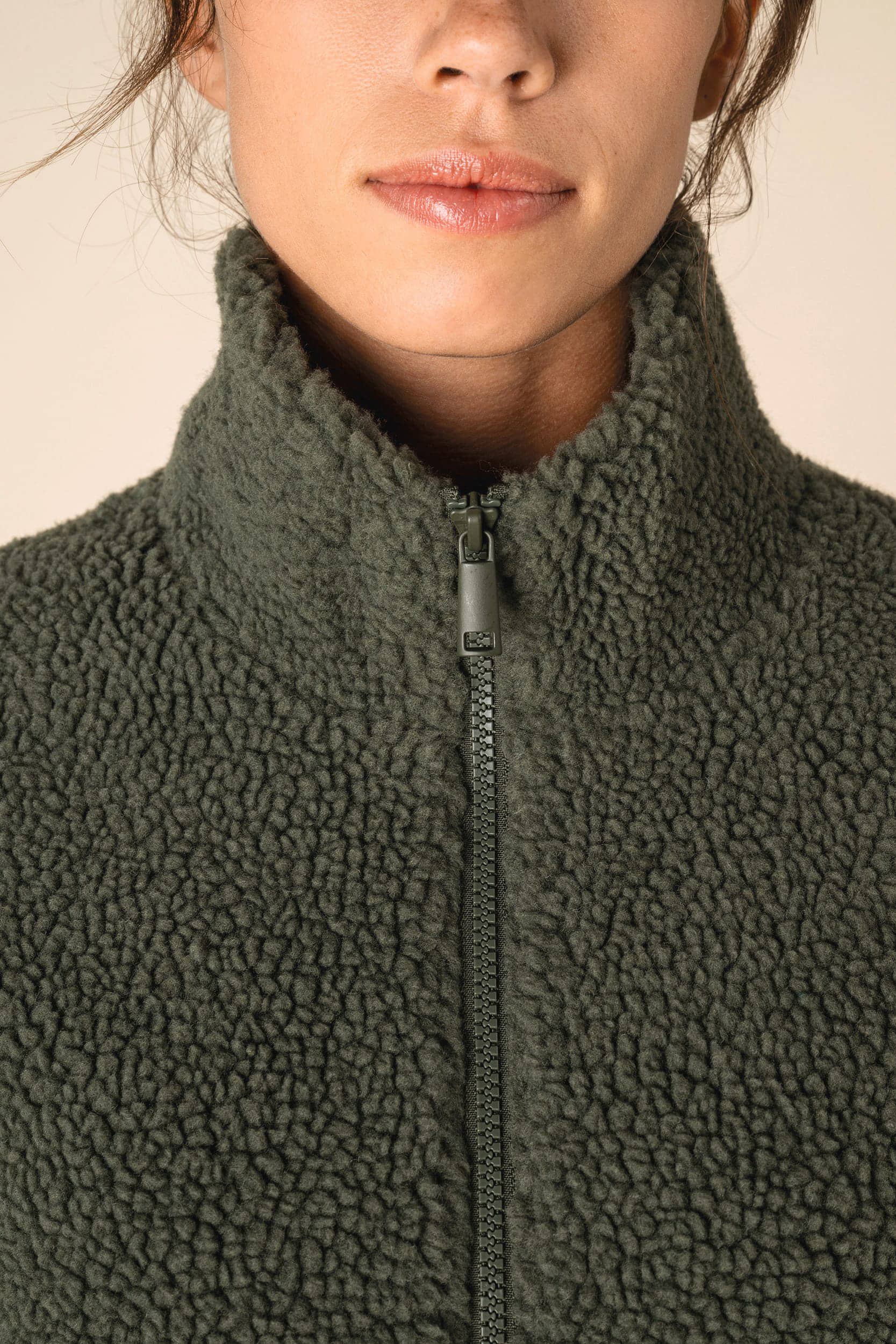 Unisex-Sweatshirt aus Sherpa mit Reißverschluss und überschnittenen Schultern