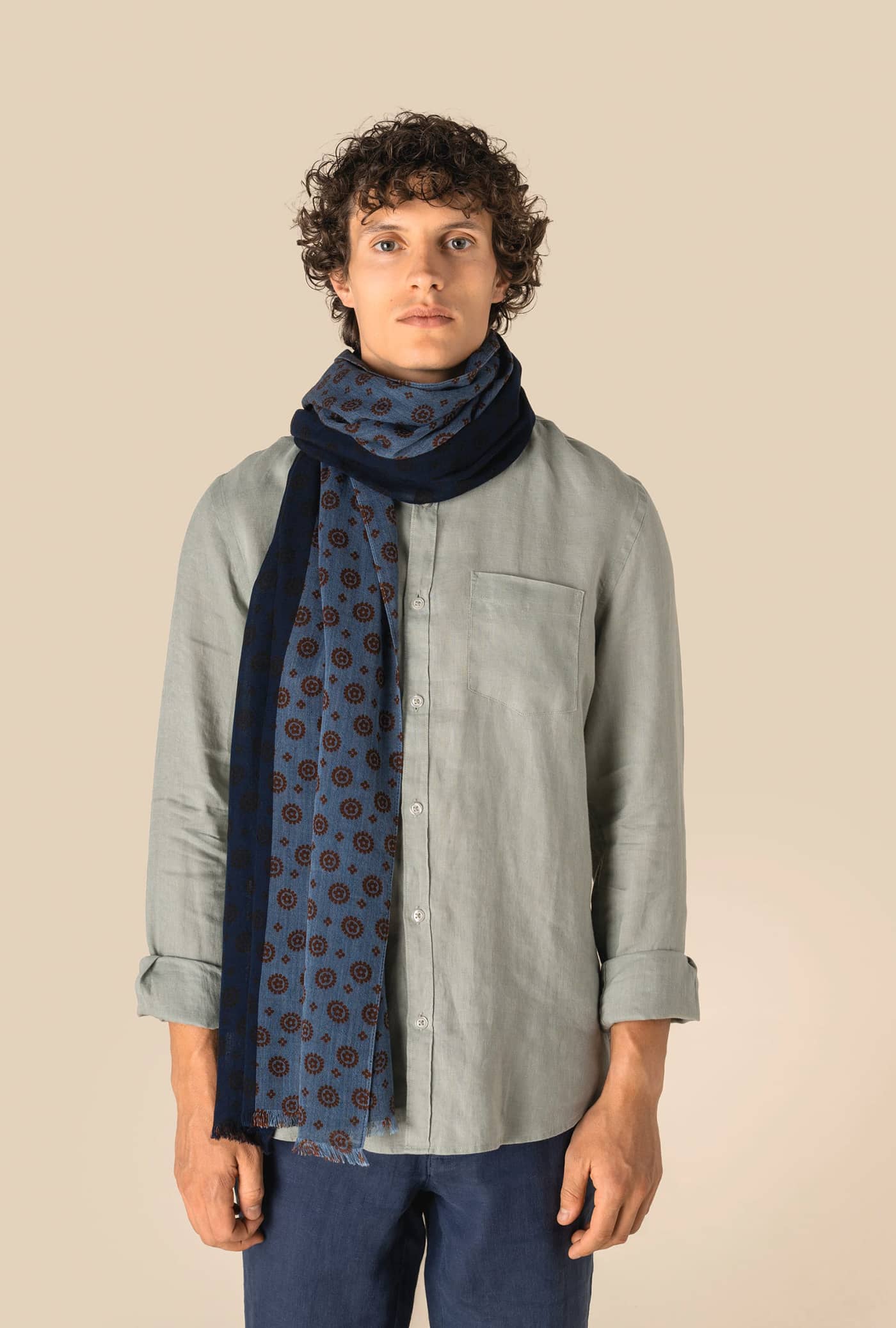 Unisex-Schal mit Blumenmuster im braunen Mosaikstil