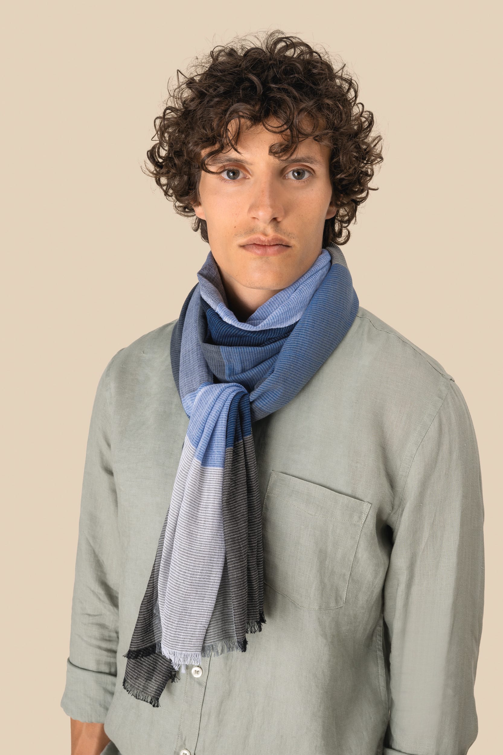 Karierter Unisex-Schal mit feinen Streifen