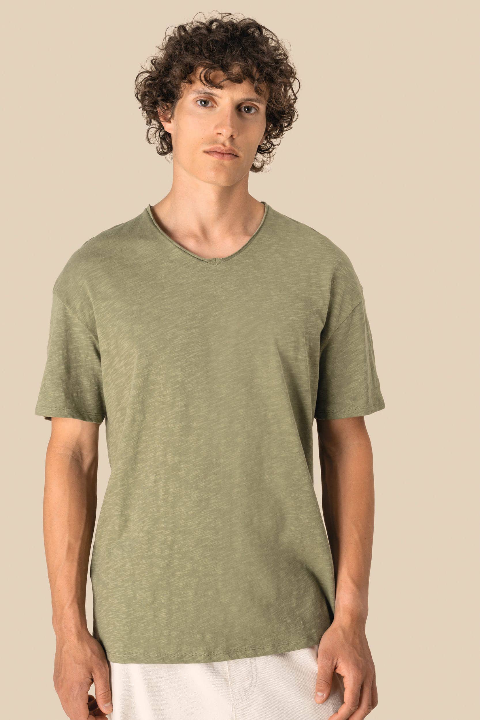Umweltfreundliches T-Shirt mit Slubkragen und überschnittenen Schultern für Herren