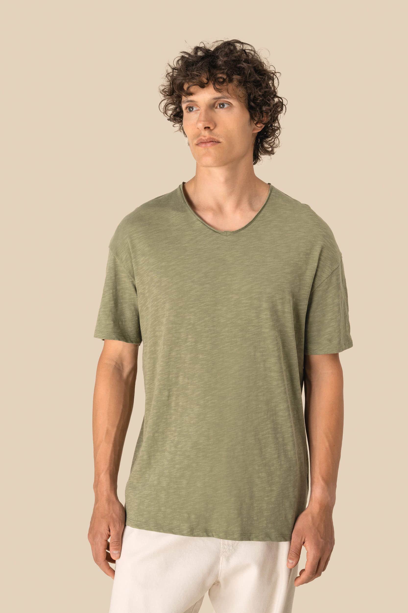 Umweltfreundliches T-Shirt mit Slubkragen und überschnittenen Schultern für Herren