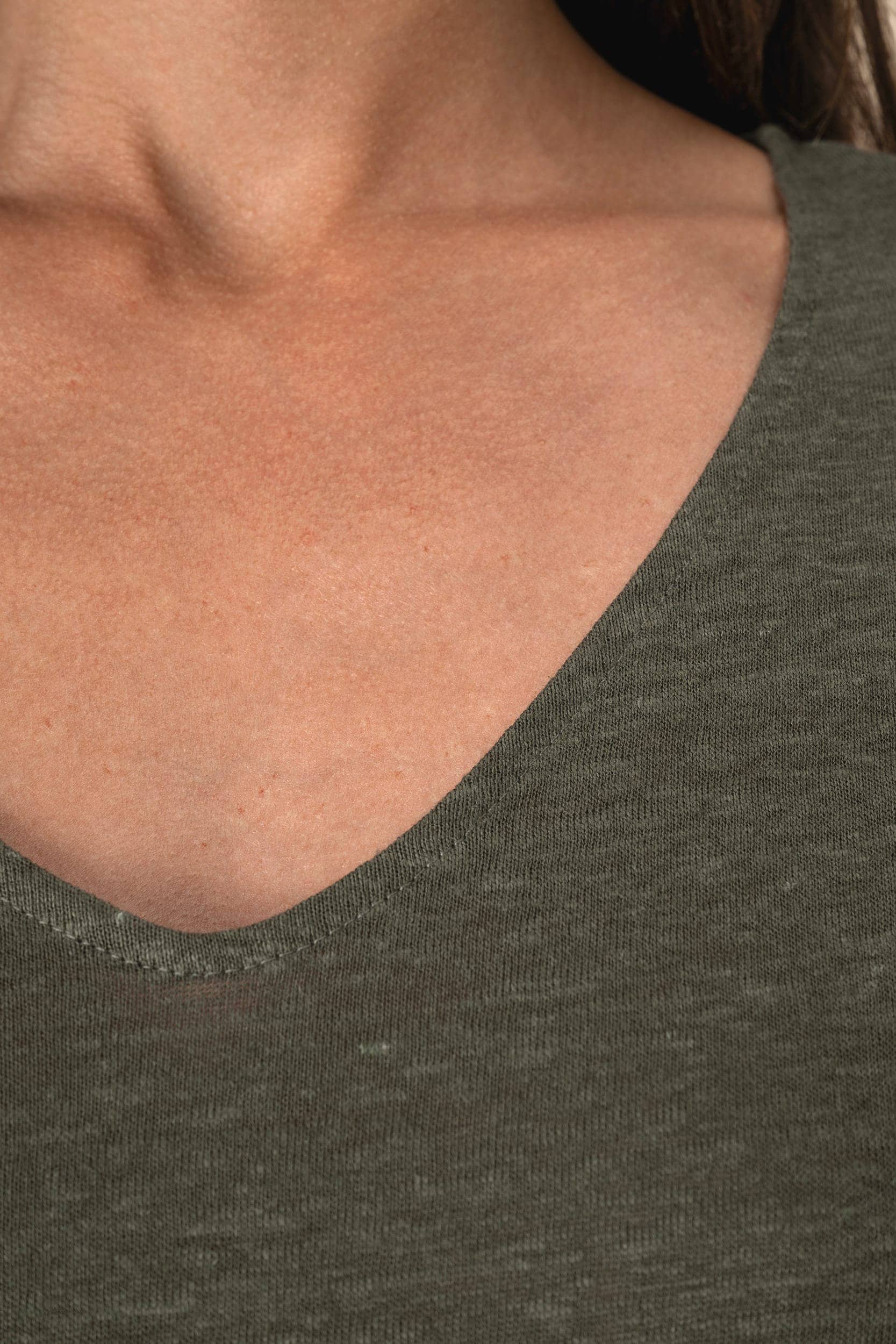 Damen-T-Shirt aus Leinen mit V-Ausschnitt