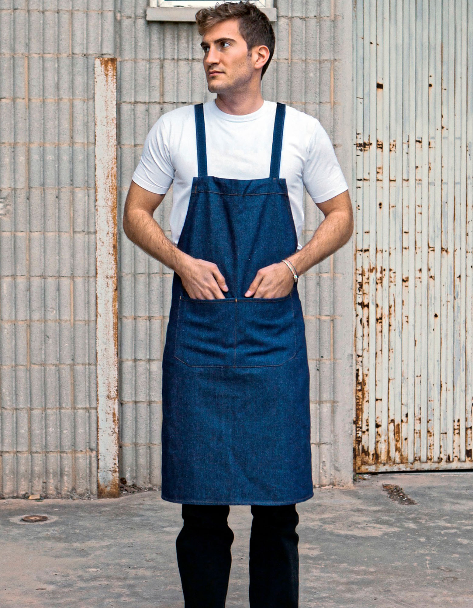 Hobby apron with cross bands and pocket