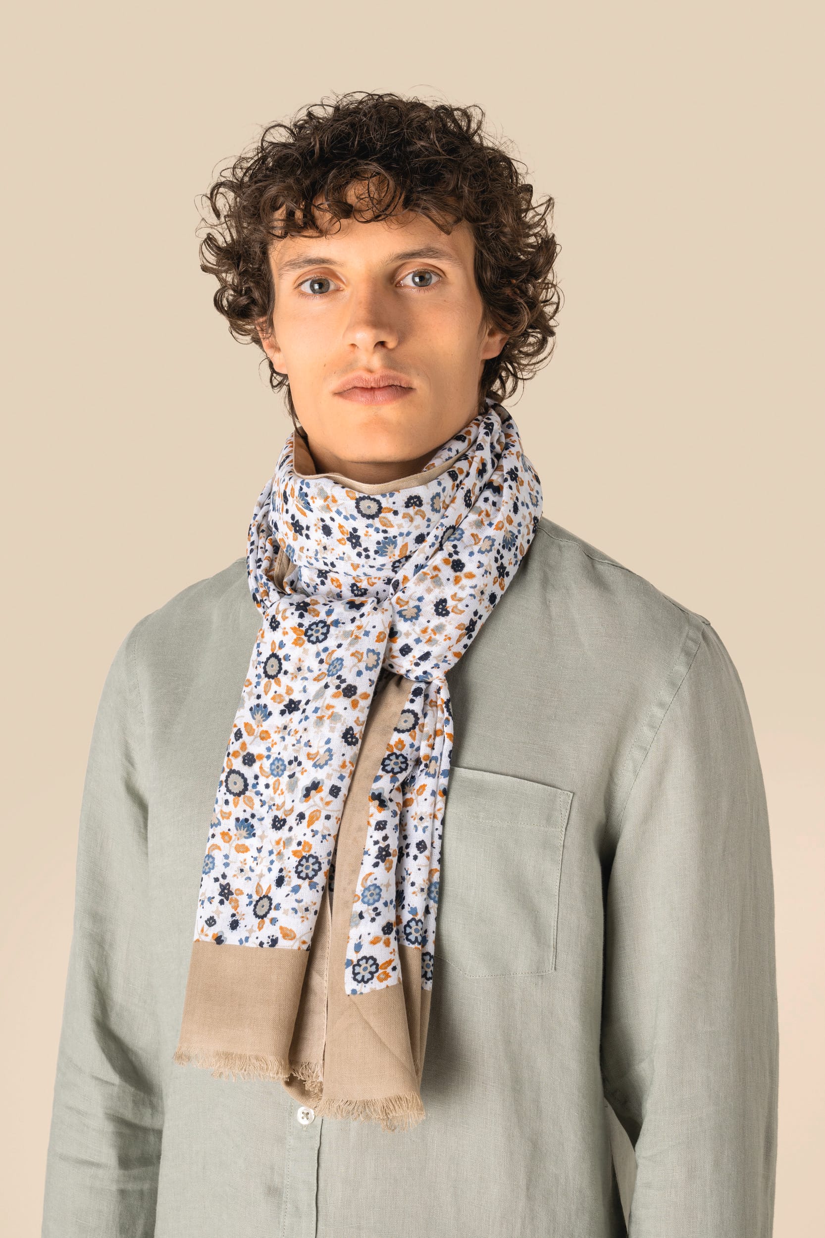 Unisex-Schal mit Blumenmuster auf beigem Grund