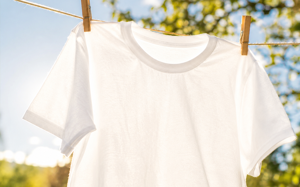 Weißes T-Shirts in der Sonne