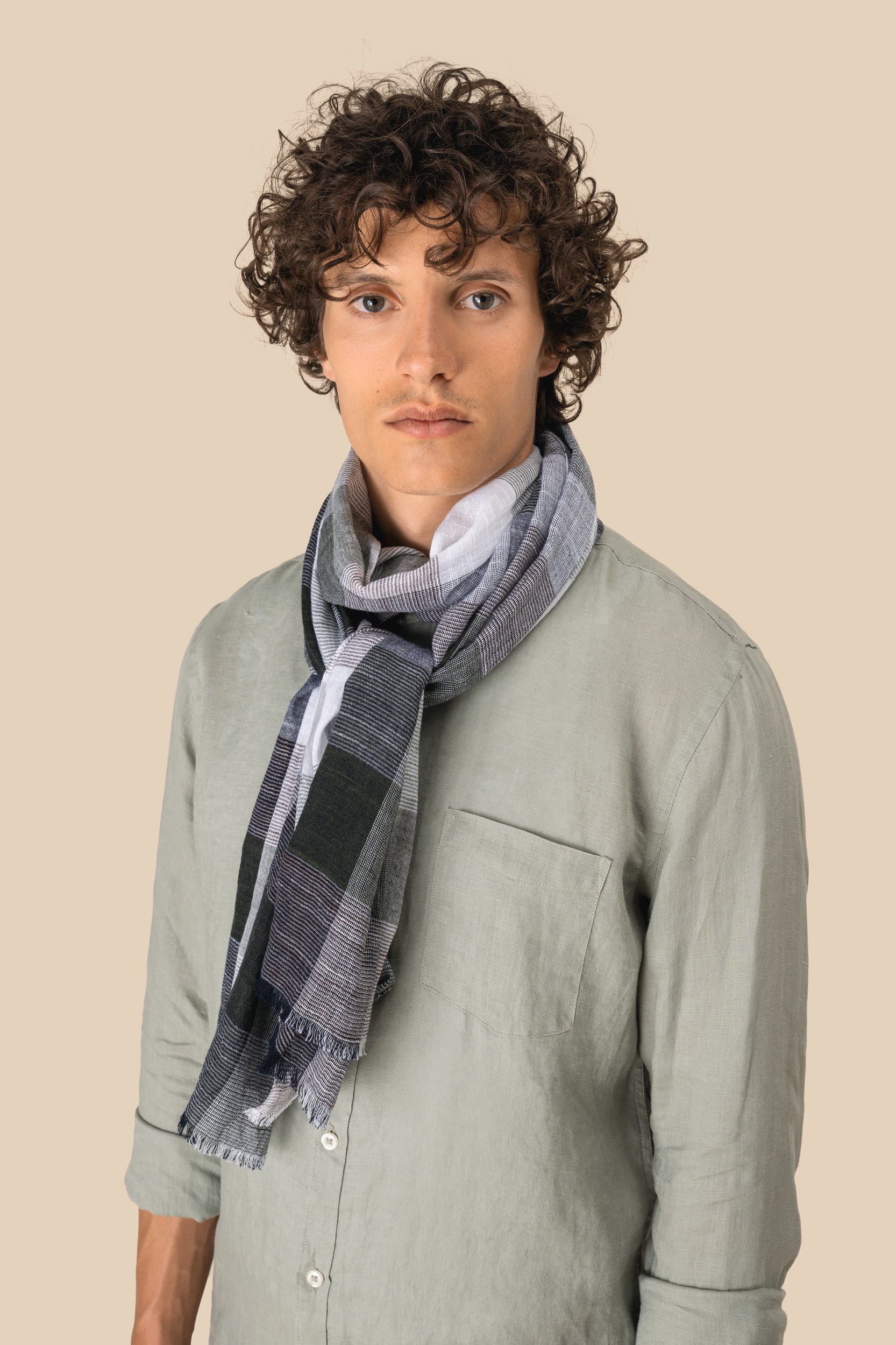 Karierter Unisex-Schal in Grau- und Schwarztönen