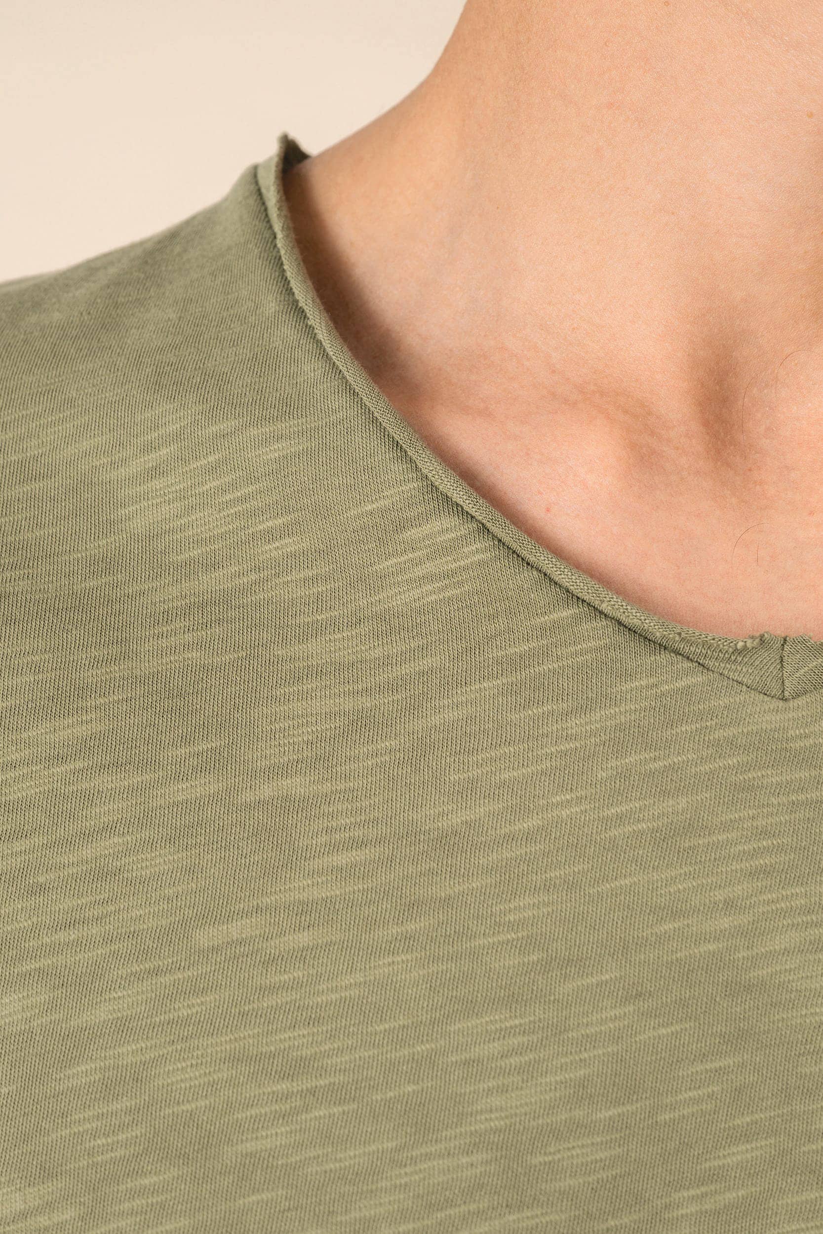 Umweltfreundliches T-Shirt mit Slubkragen und überschnittenen Schultern für Herren
