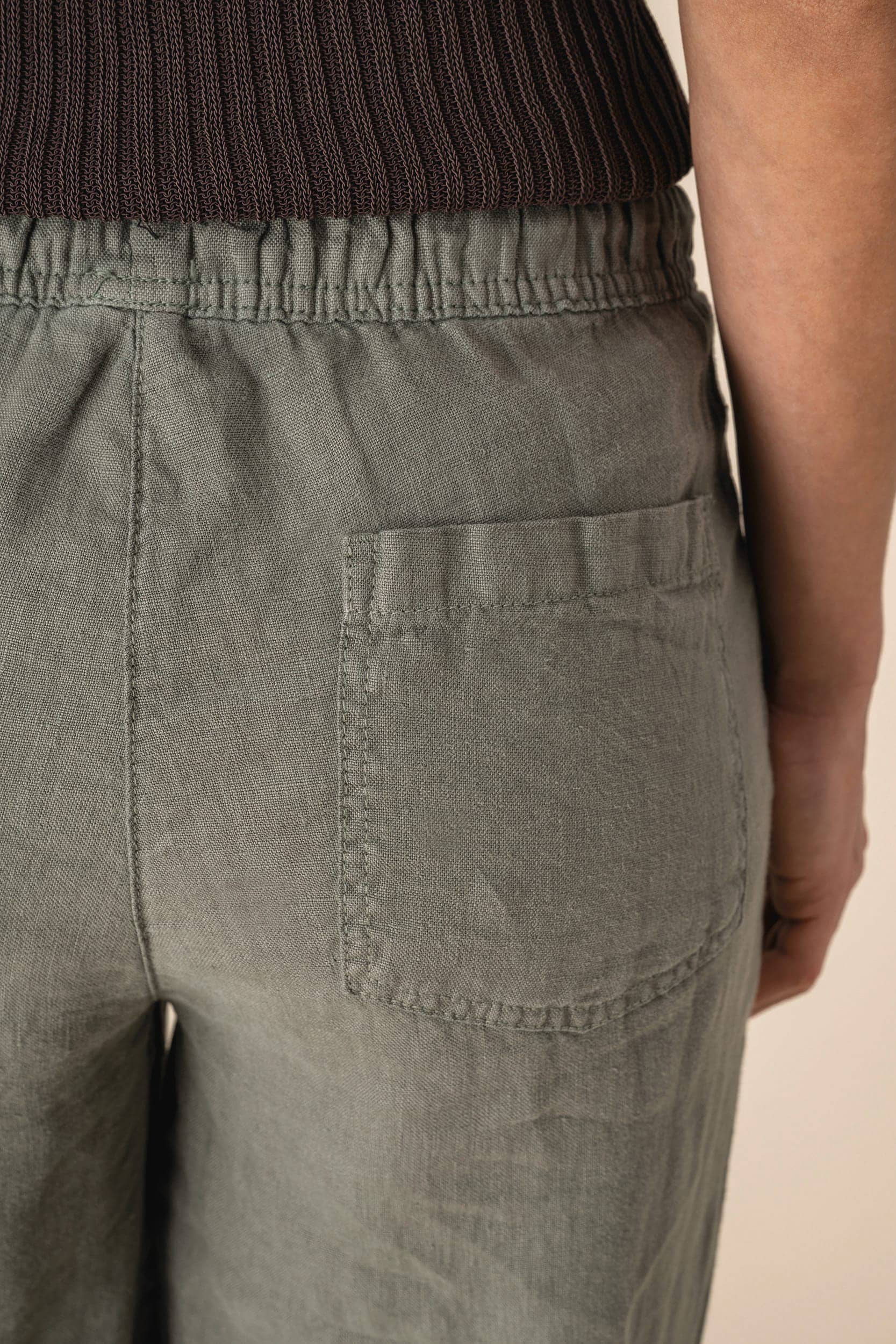 Ausgewaschene Damenhose aus Leinen