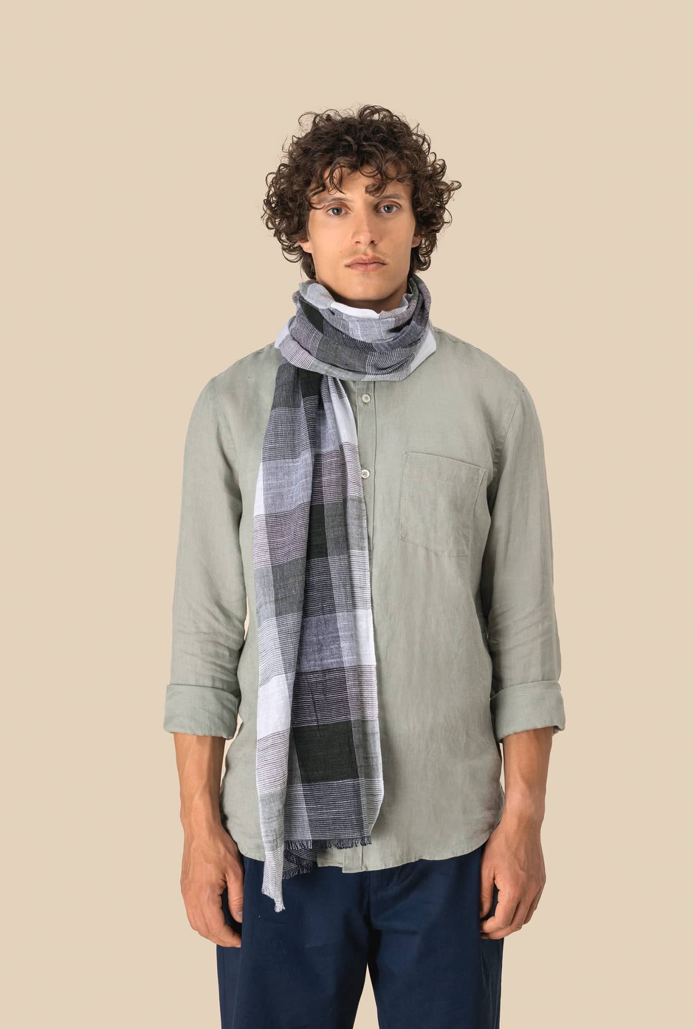 Karierter Unisex-Schal in Grau- und Schwarztönen