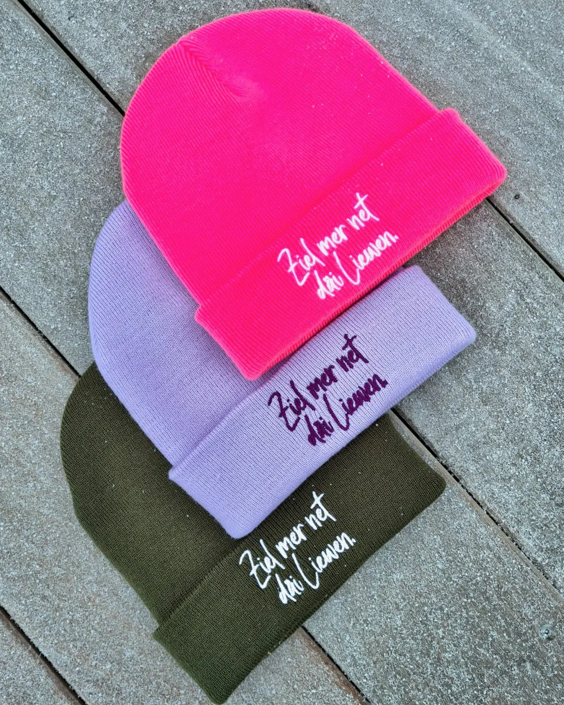 Alchemilla bestickte Beanies in verschiedenen Farben