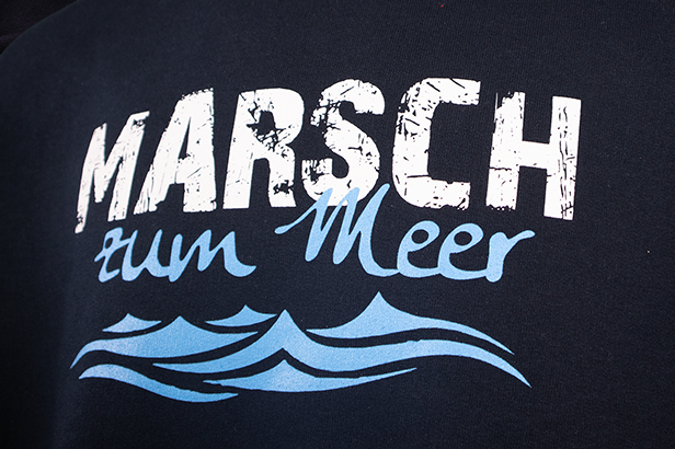 Referenz Hoodie Marsch zum Meer