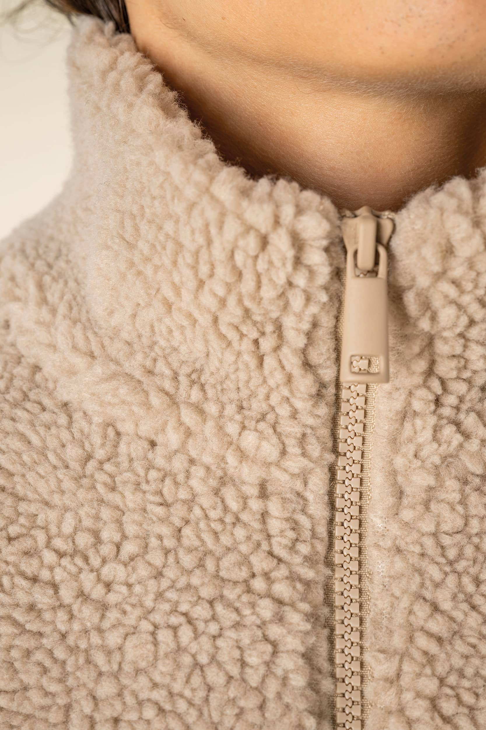 Unisex-Sweatshirt mit 1/4-Reißverschluss und überschnittenen Schultern aus Sherpa-Material