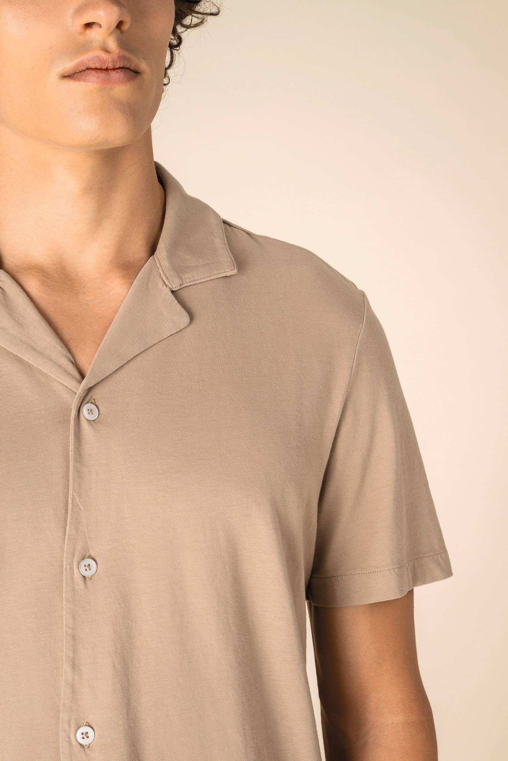 Umweltfreundliches ausgewaschenes Jersey-Herrenhemd mit kurzen Ärmeln und Bowling-Kragen