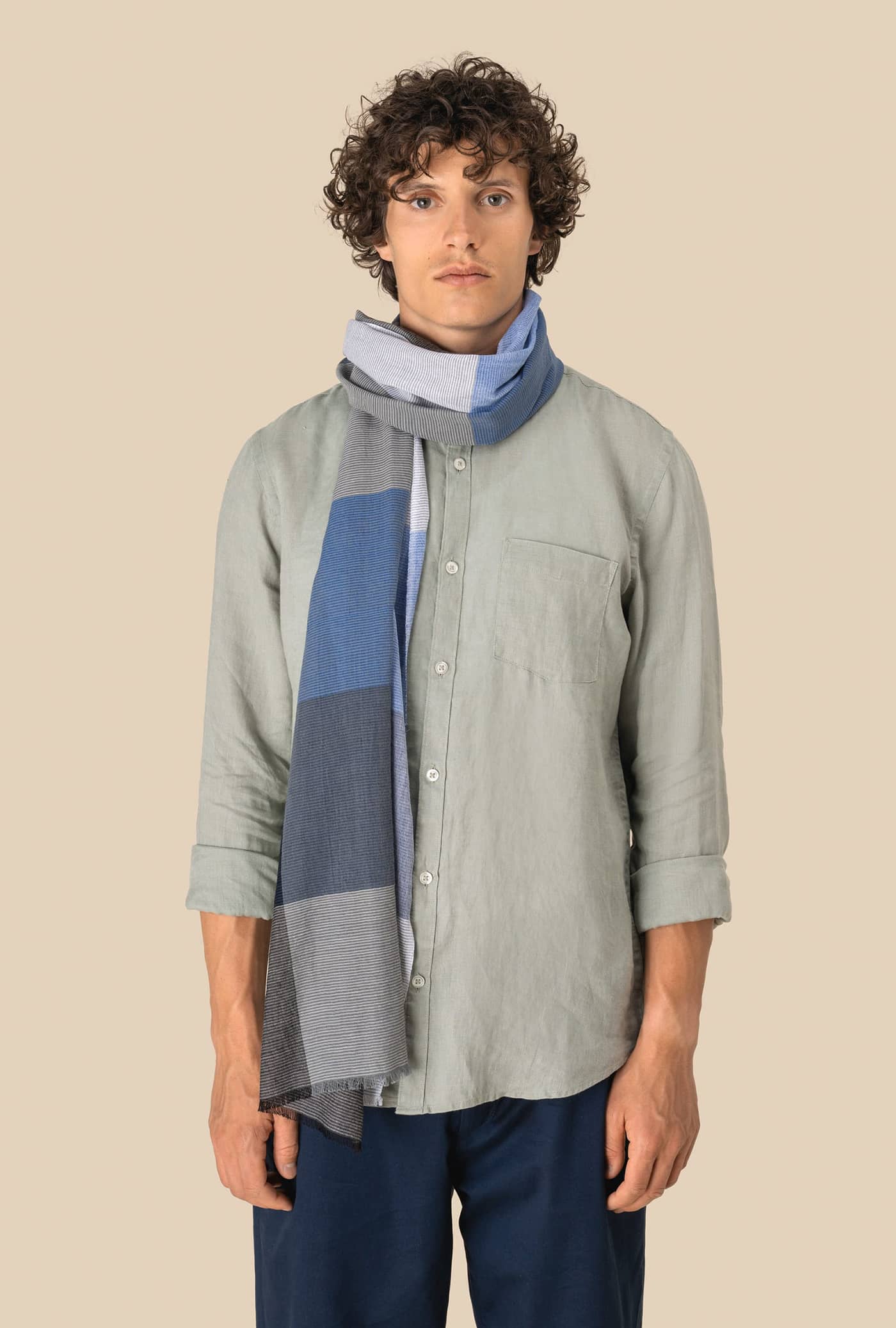 Karierter Unisex-Schal mit feinen Streifen