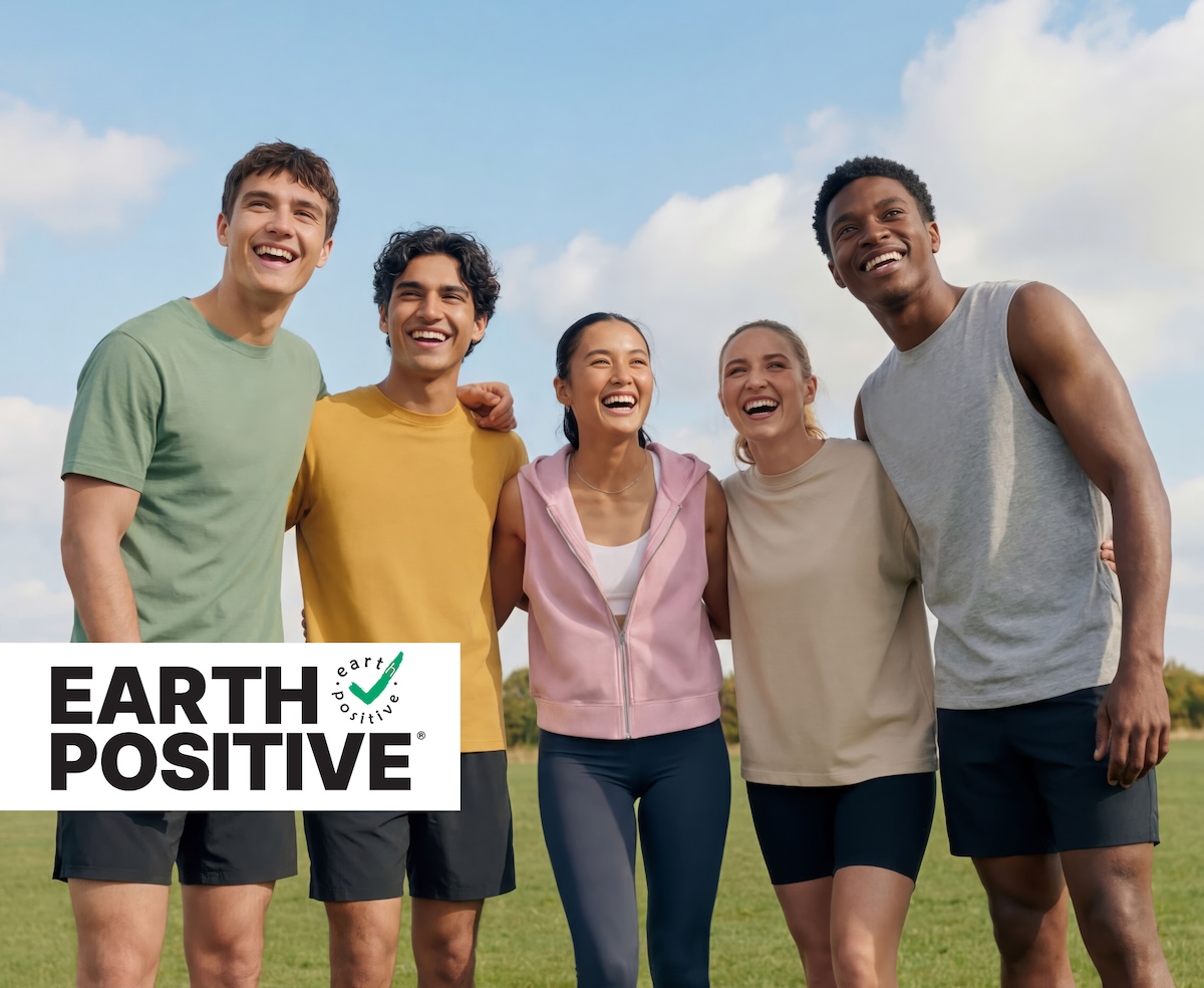 Modelgruppe in bunten Basics von Earth Positive