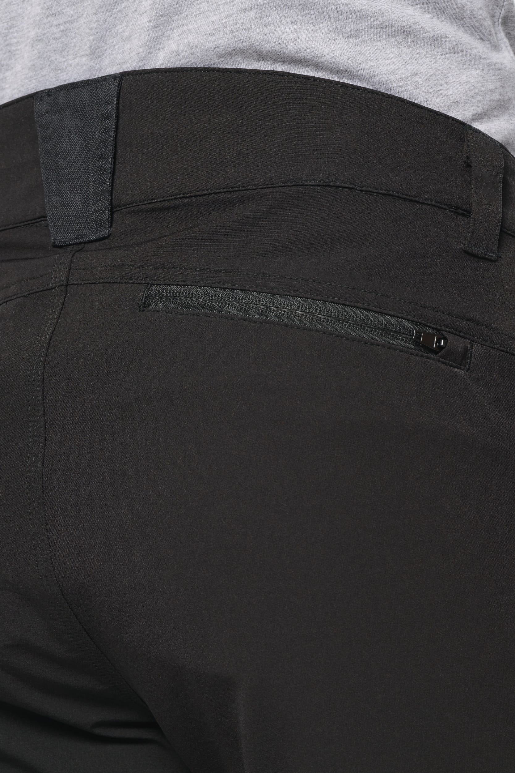 Recycelte Stretchhose mit mehreren Taschen