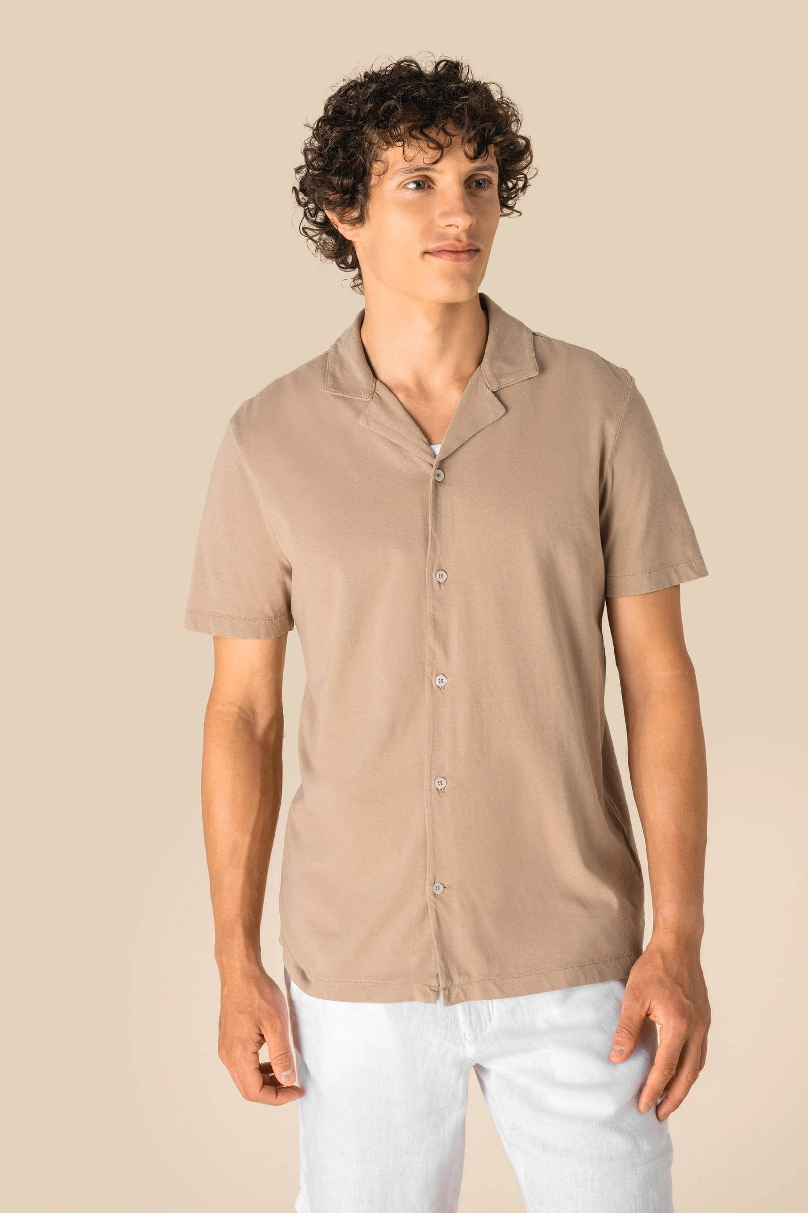 Umweltfreundliches ausgewaschenes Jersey-Herrenhemd mit kurzen Ärmeln und Bowling-Kragen