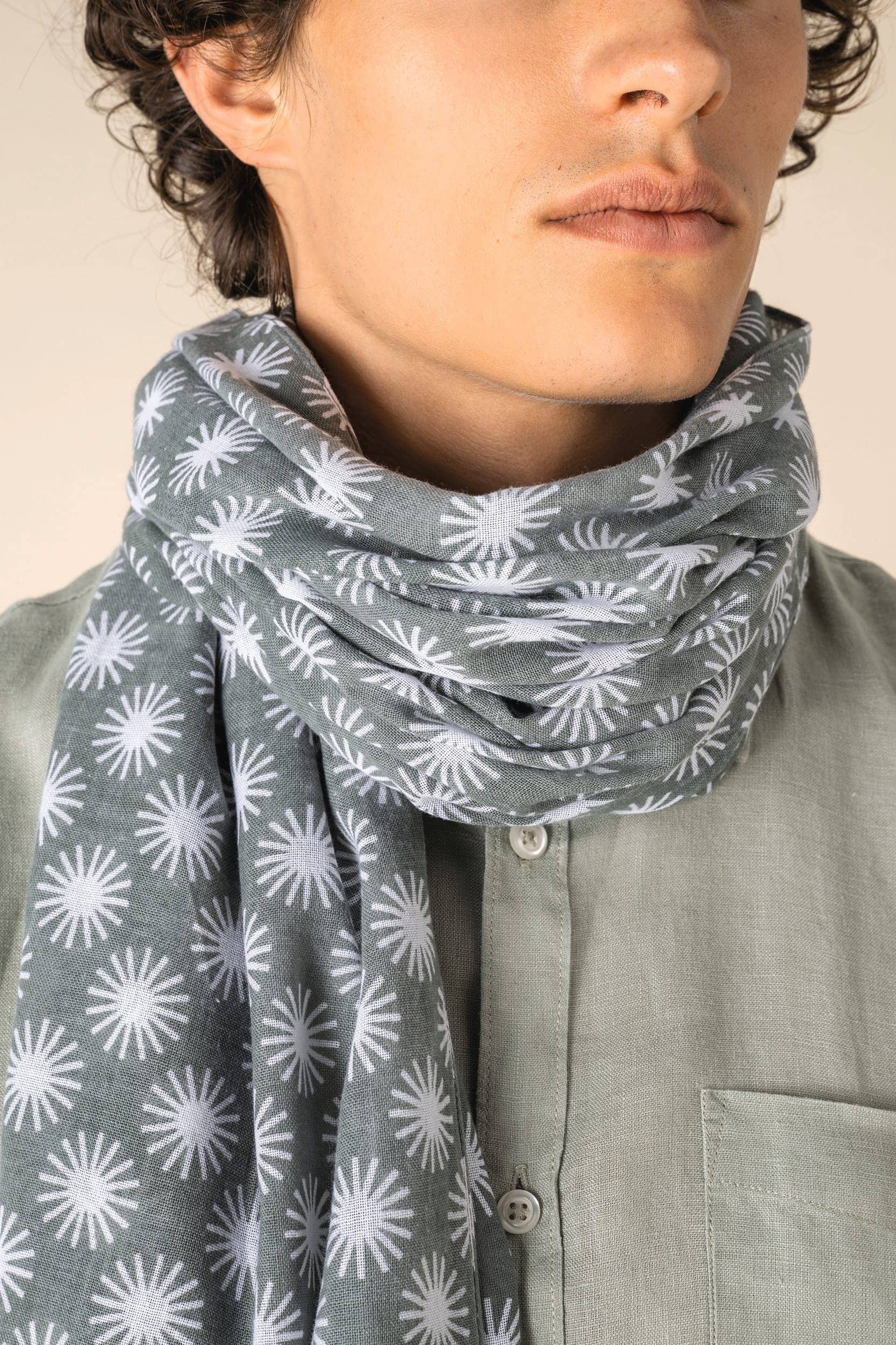 Gemusterter Unisex-Schal mit Sonneneffekt-Motiven