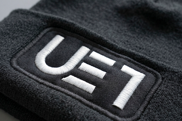 UE Technik Beanie mit Stick
