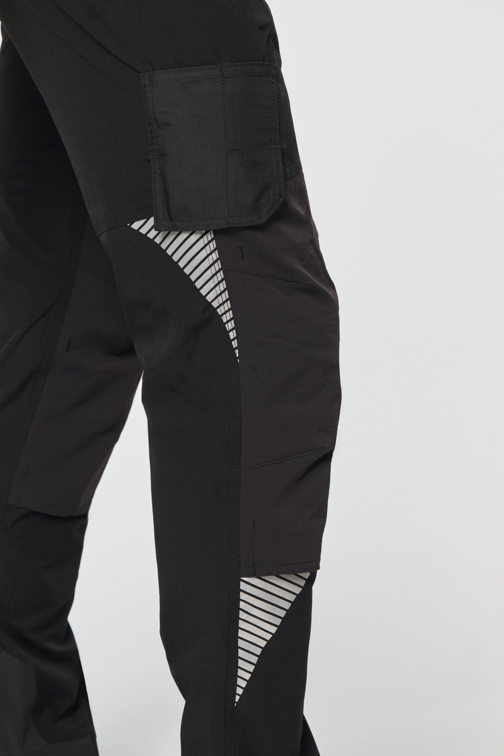 Leichte Stretchhose mit mehreren Taschen aus recyceltem Material