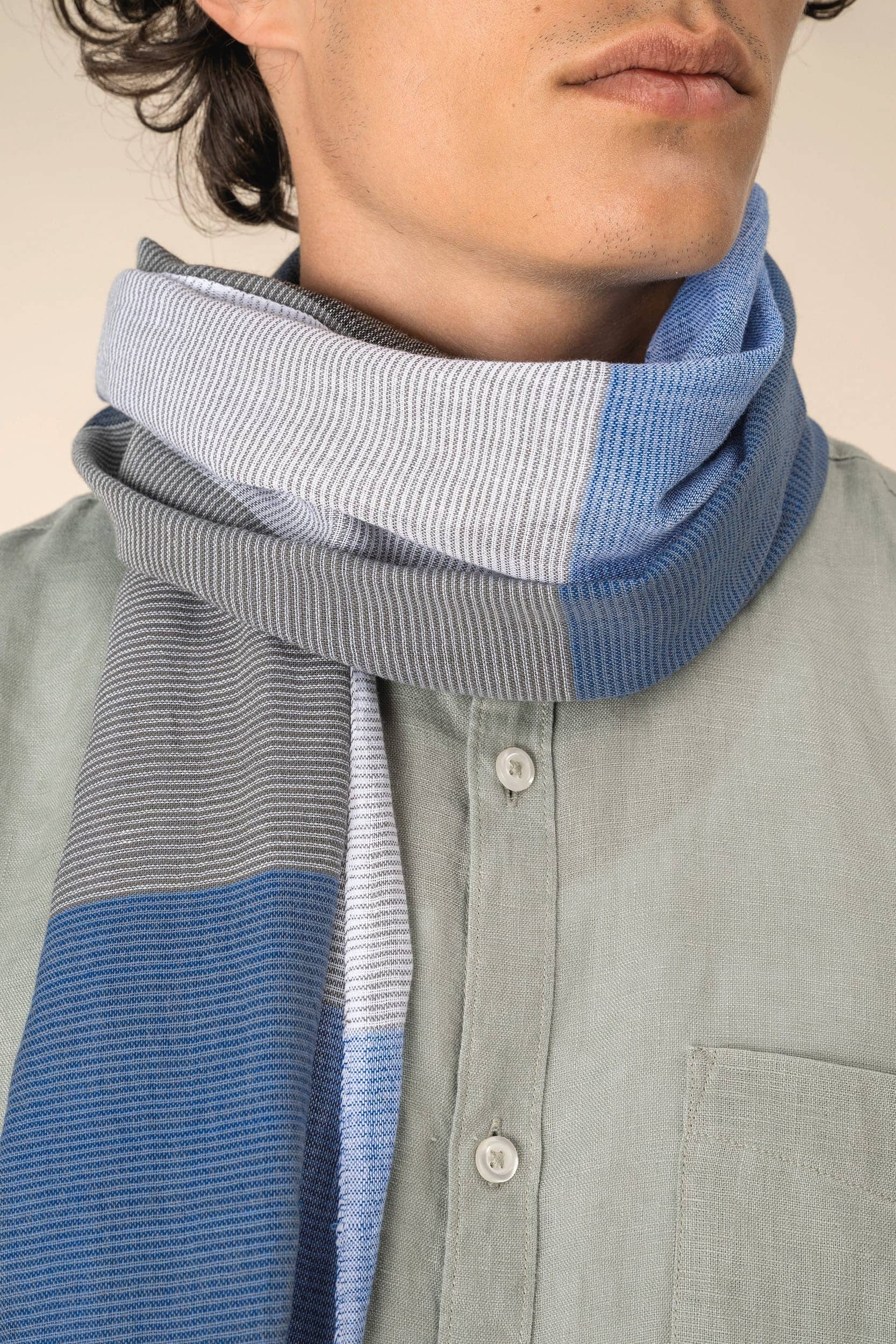 Karierter Unisex-Schal mit feinen Streifen