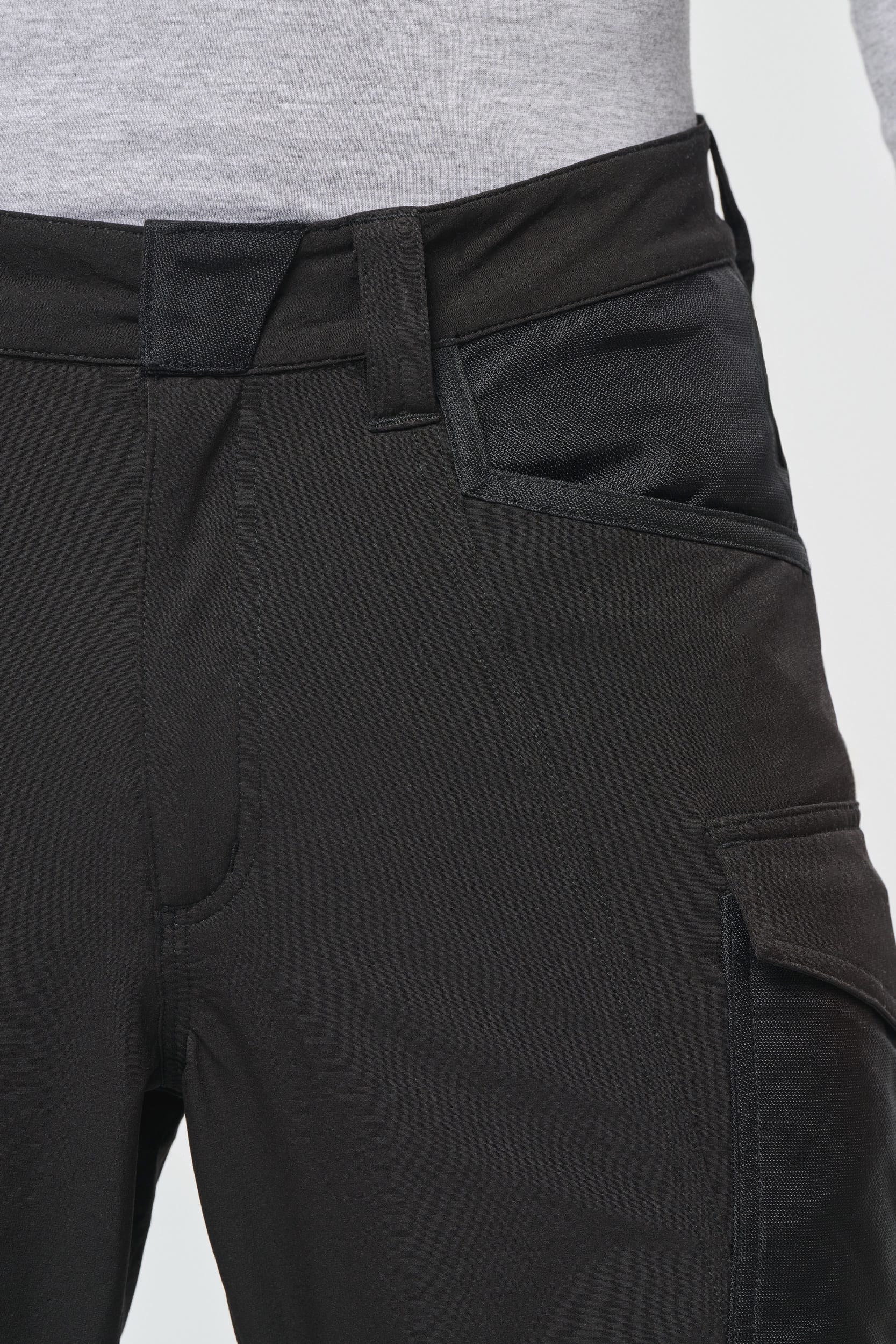 Recycelte Stretchhose mit mehreren Taschen