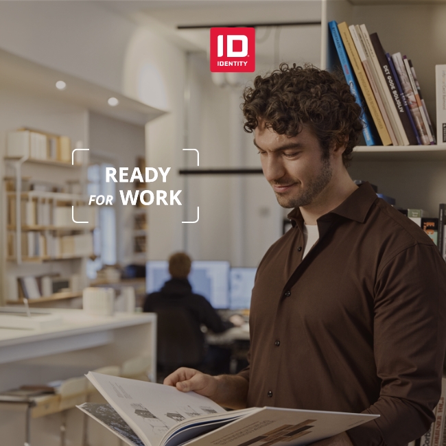 Mann im Büro in ID-Identity Hemd