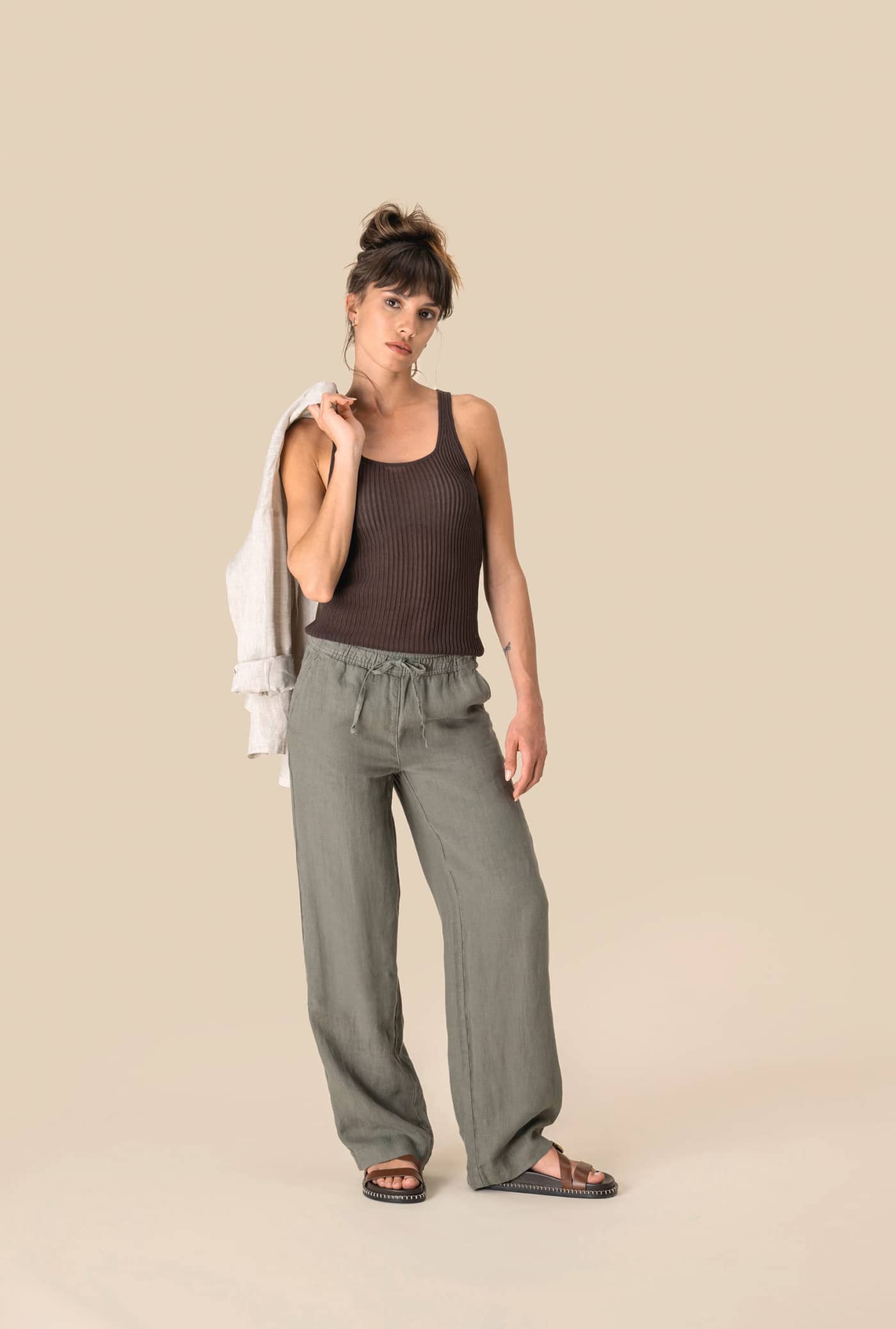 Ausgewaschene Damenhose aus Leinen