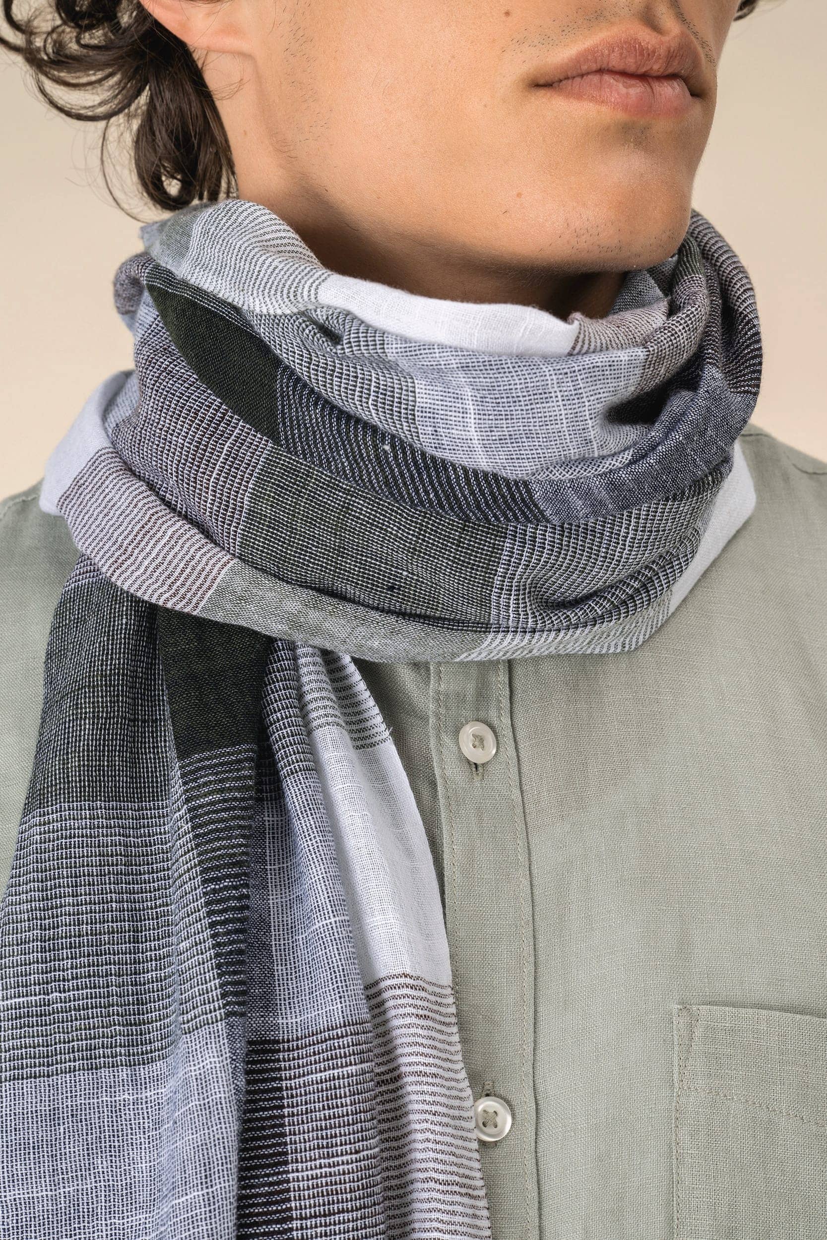 Karierter Unisex-Schal in Grau- und Schwarztönen