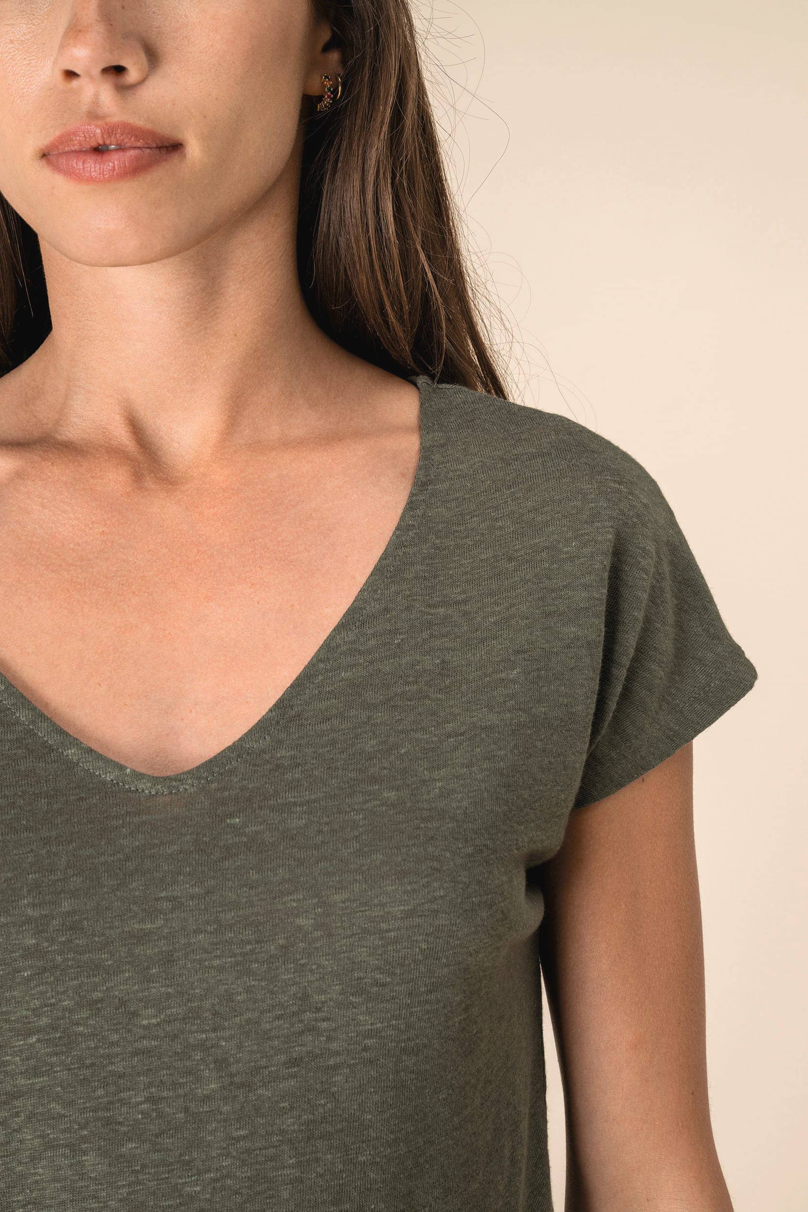 Damen-T-Shirt aus Leinen mit V-Ausschnitt