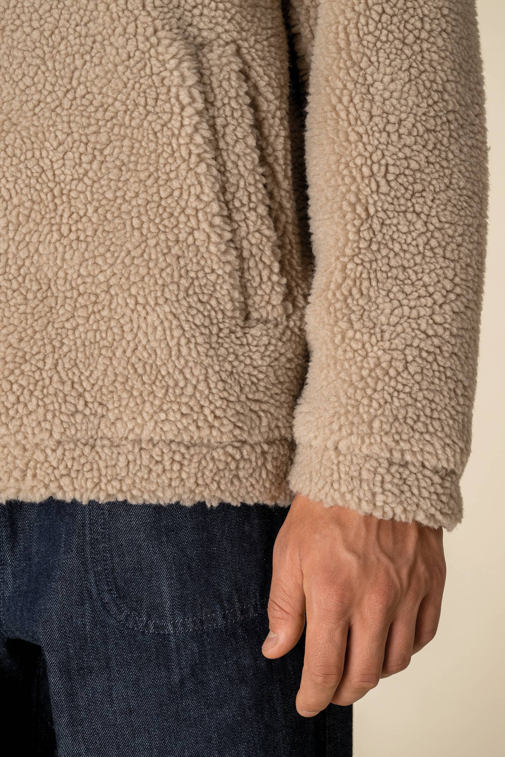 Unisex-Sweatshirt mit 1/4-Reißverschluss und überschnittenen Schultern aus Sherpa-Material