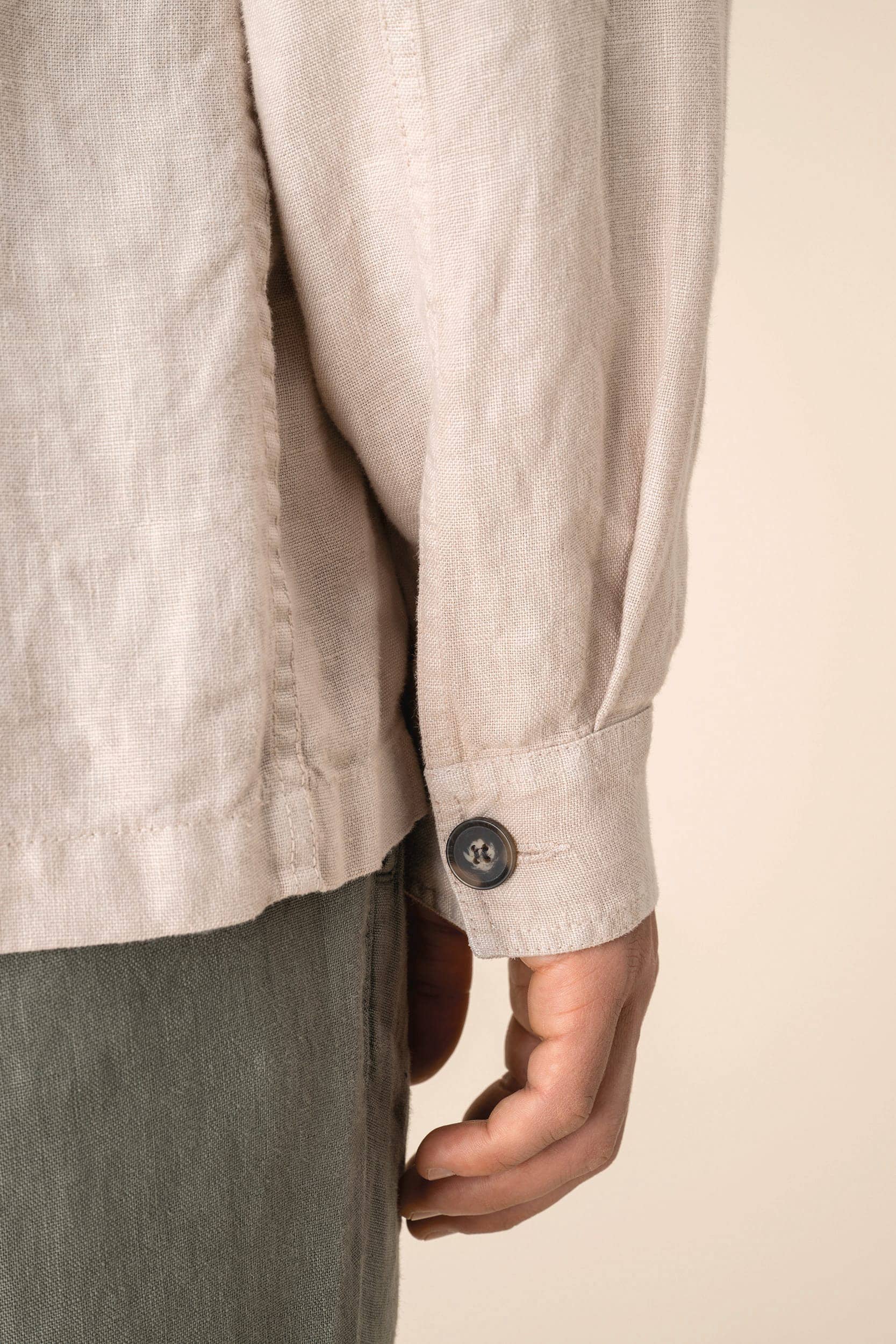 Ausgewaschene Herrenhemdjacke aus Leinen