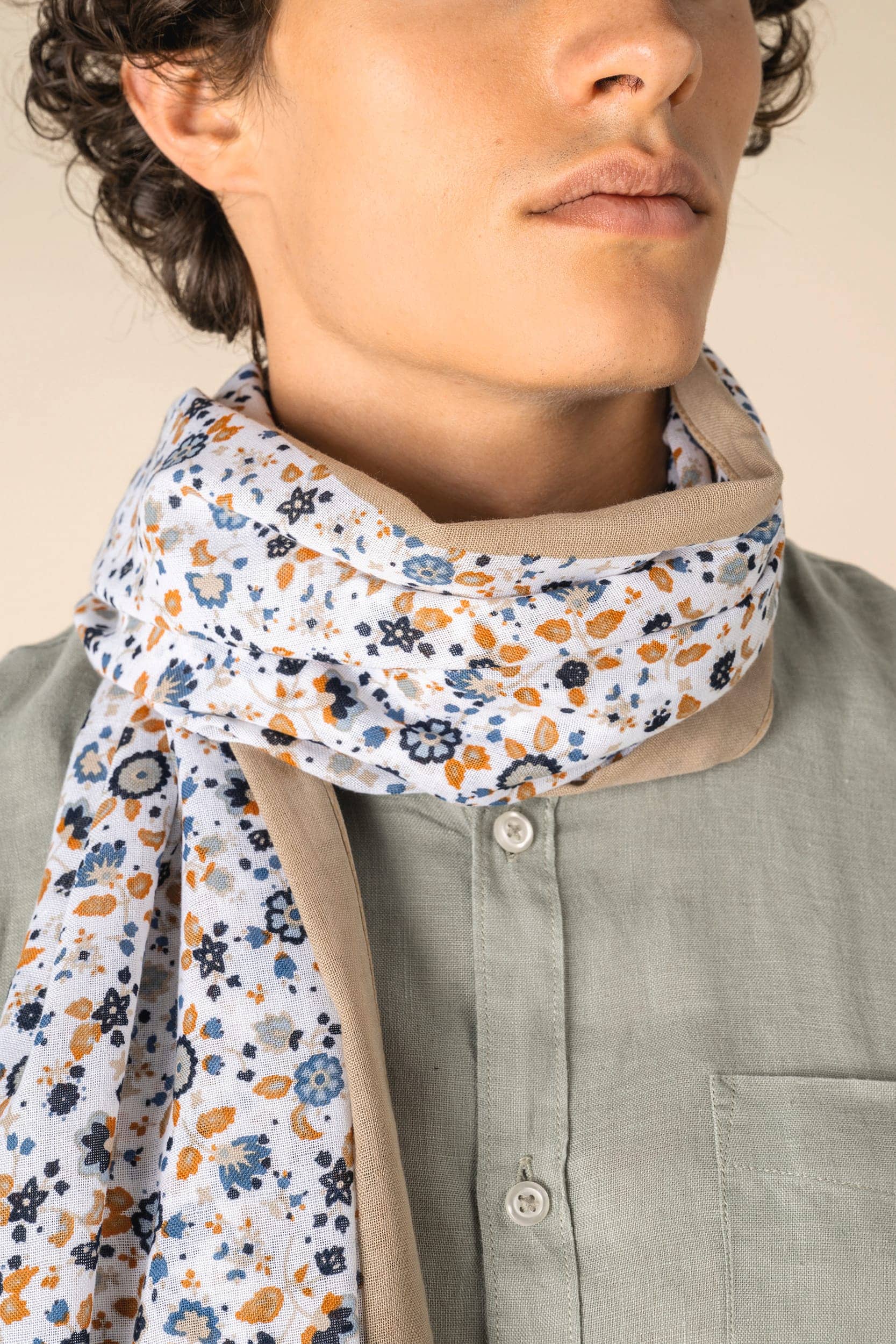 Unisex-Schal mit Blumenmuster auf beigem Grund